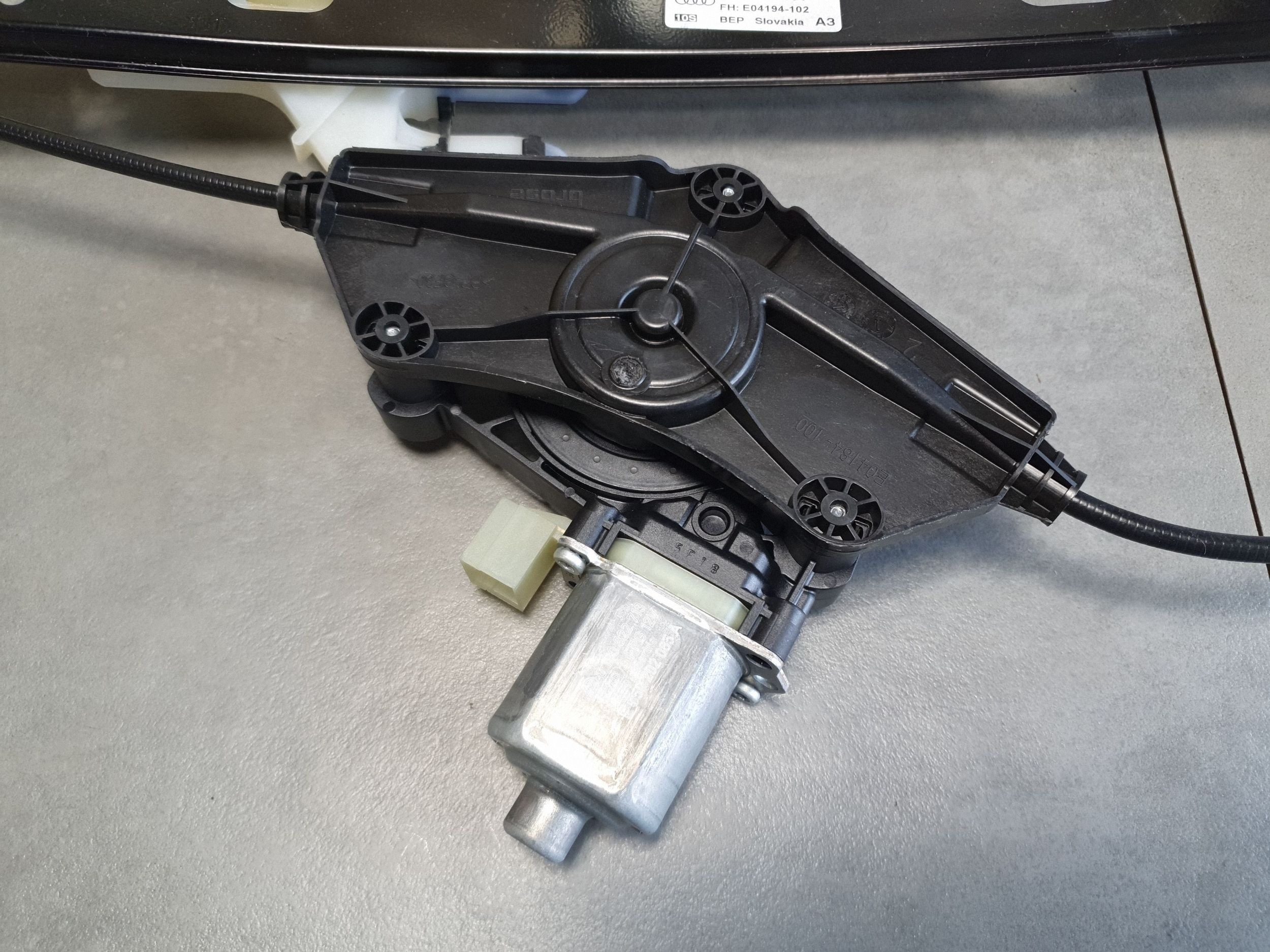 Audi A3 8Y ablakemelő bal hátsó hátsó 8Y0839461