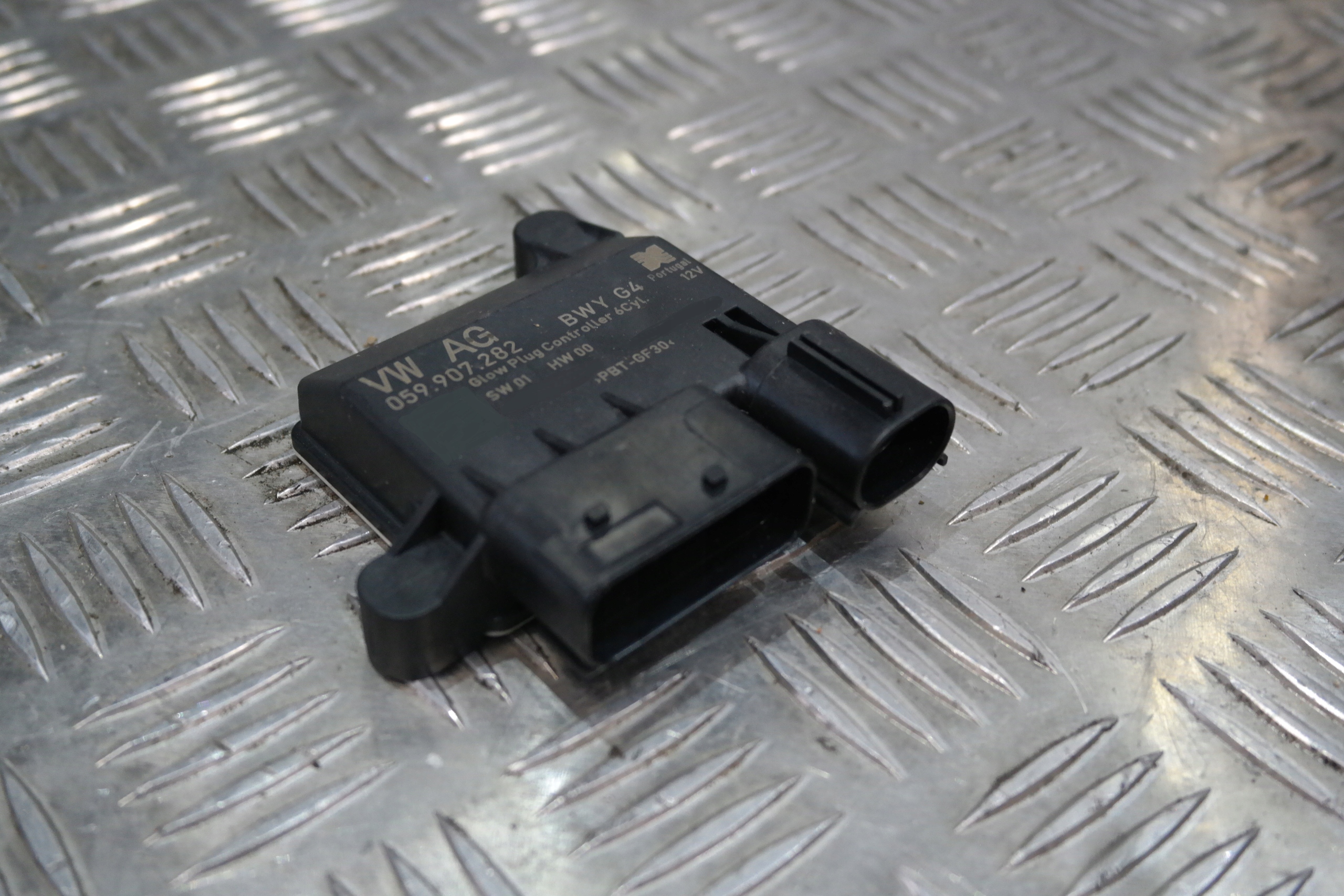 AUDI PRZEKAZNIK SWIEC ZAROWYCH 059907282