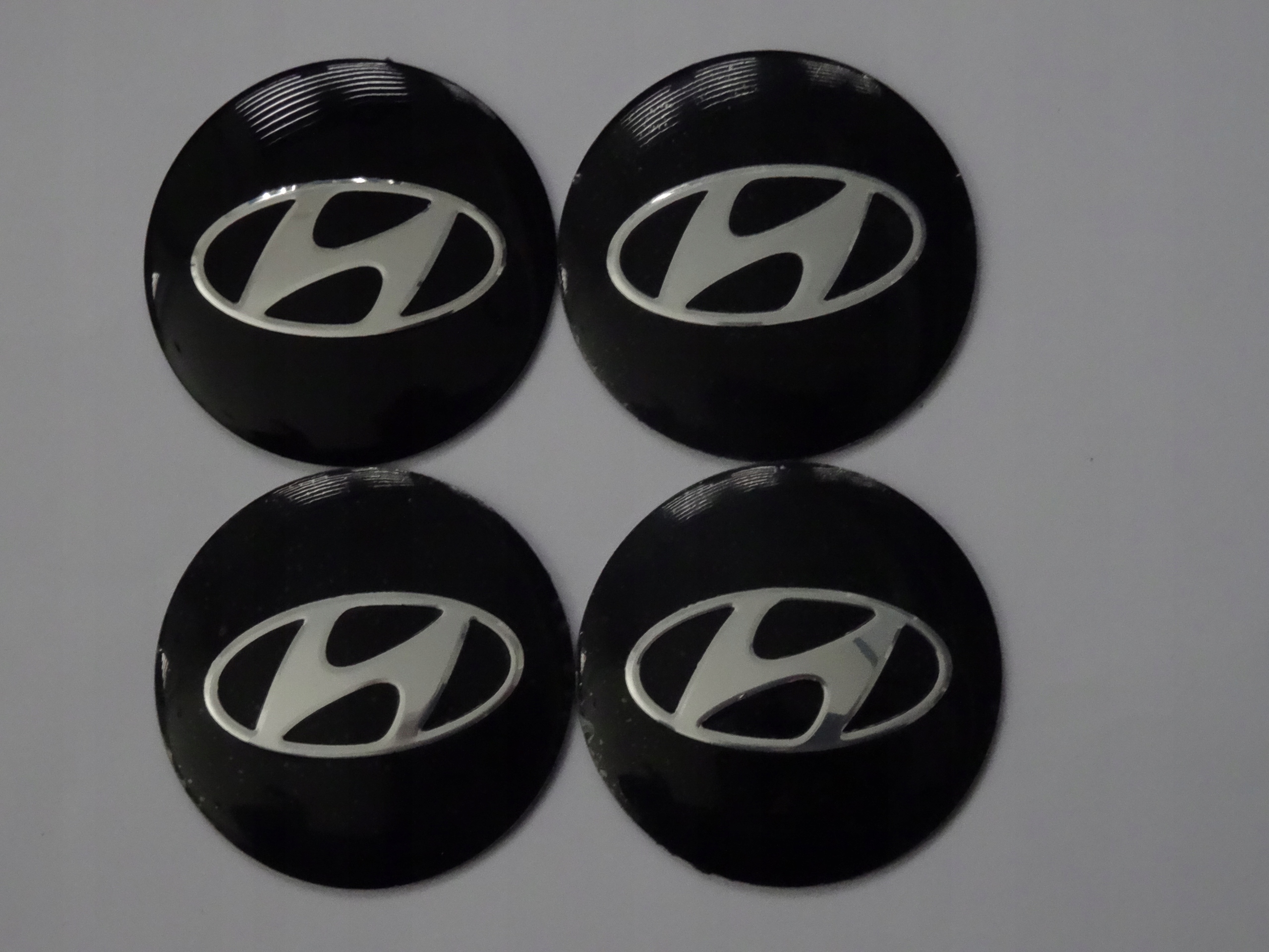 

4x Aluminiowe naklejki na dekielki Hyundai 56mm cz