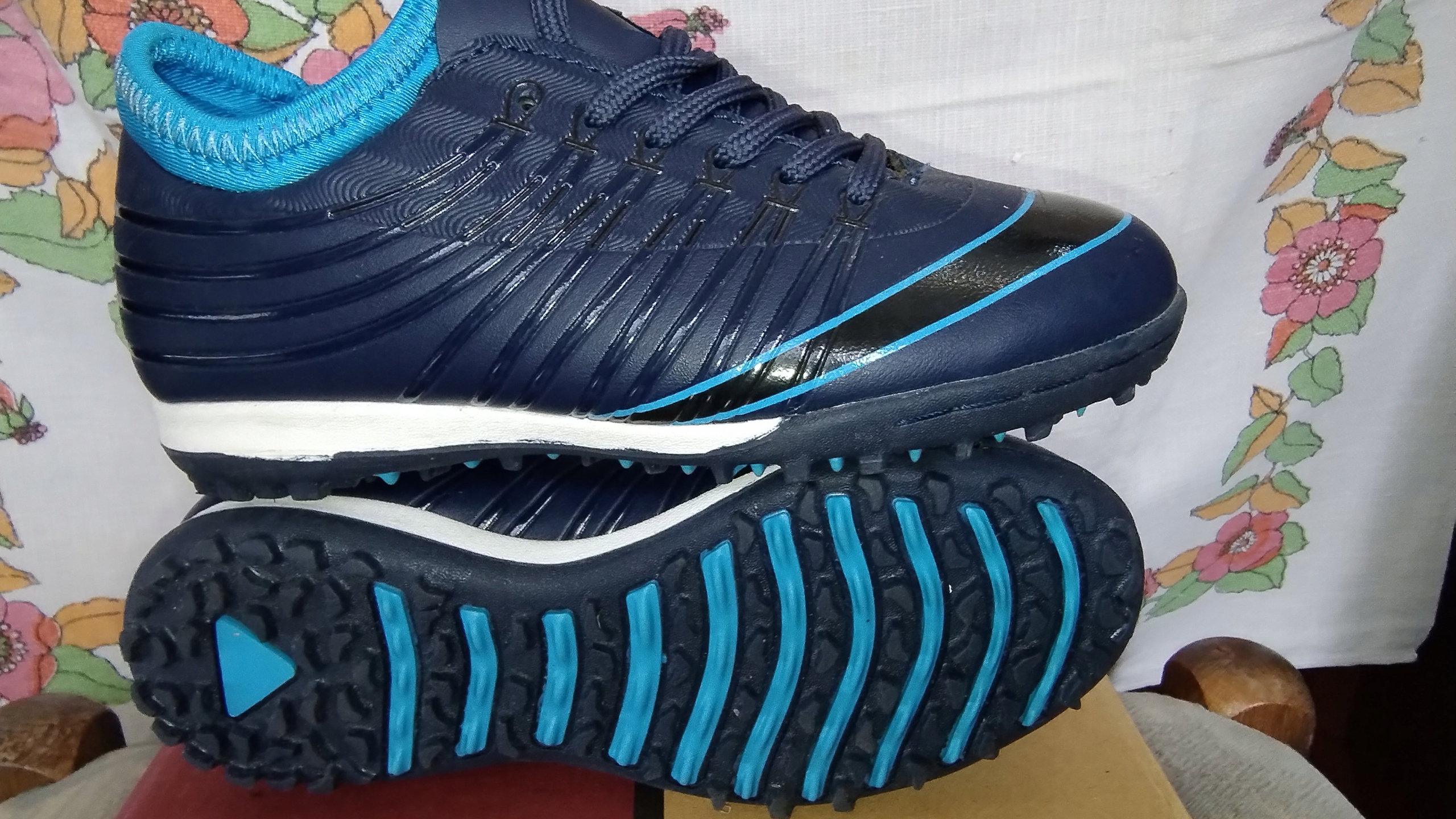 Buty piłkarskie halówki korki turfy ze skarpetą na orlik halę salę w-f 33