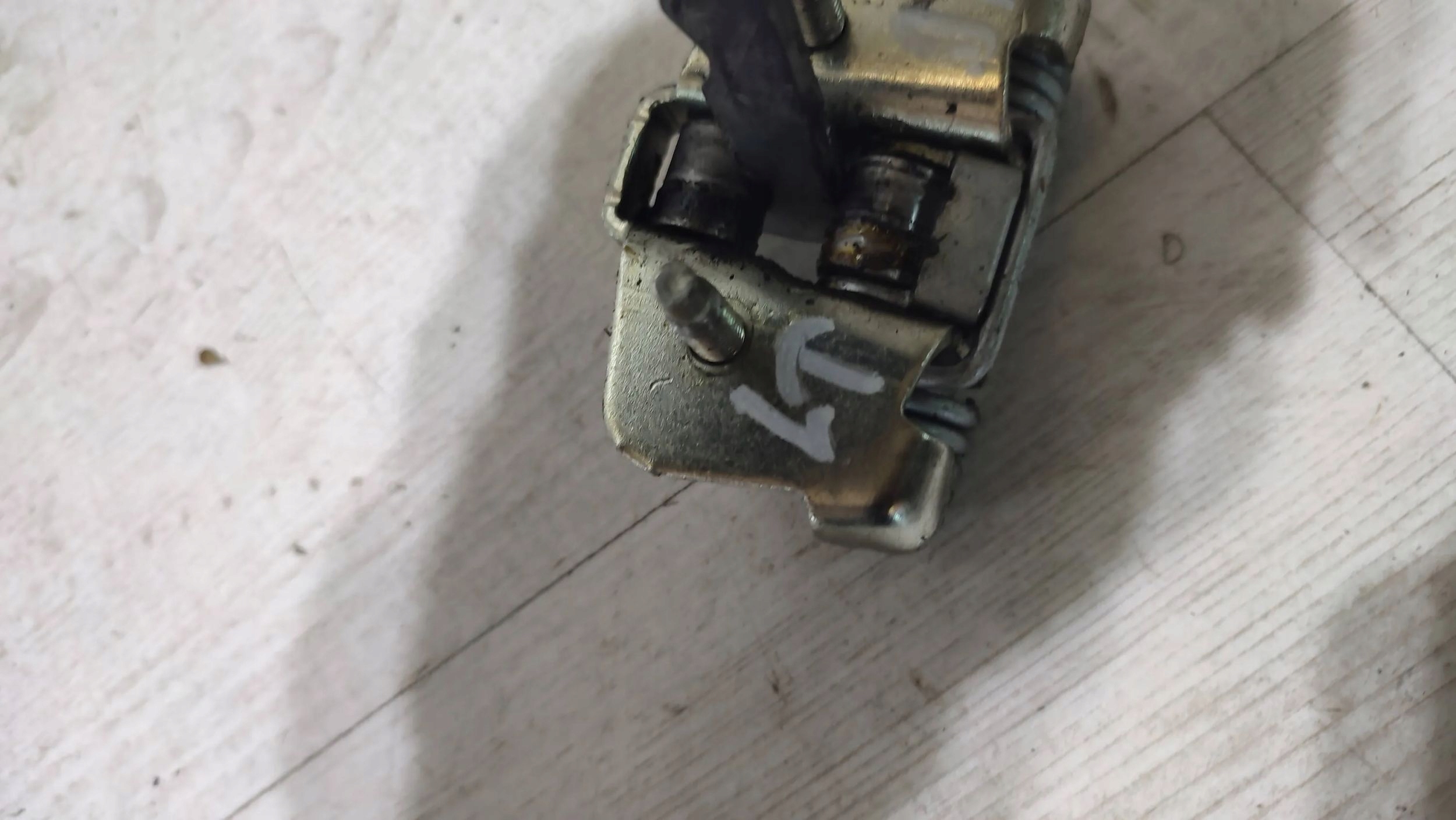 Dacia Duster and 16r 1.6b rear part side left limiter door