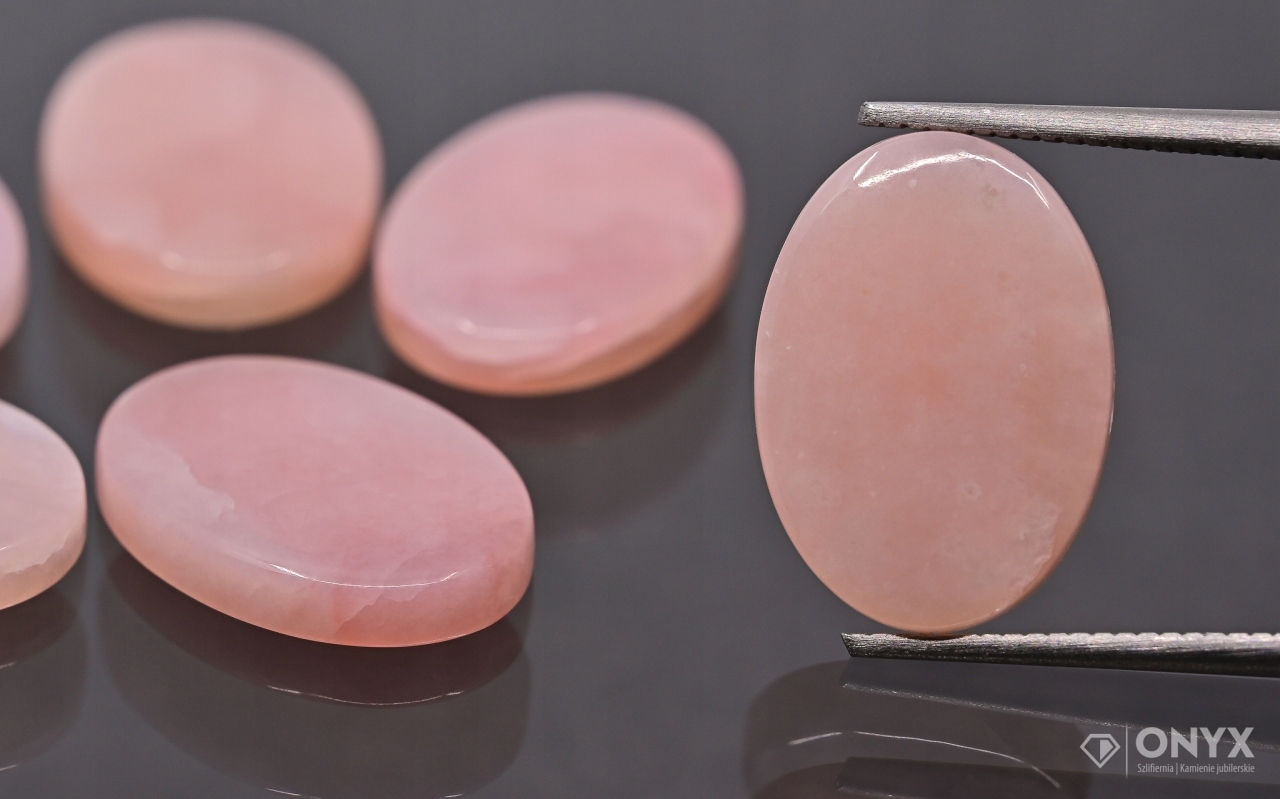 Opal růžový A mělký ovál 14x10 mm