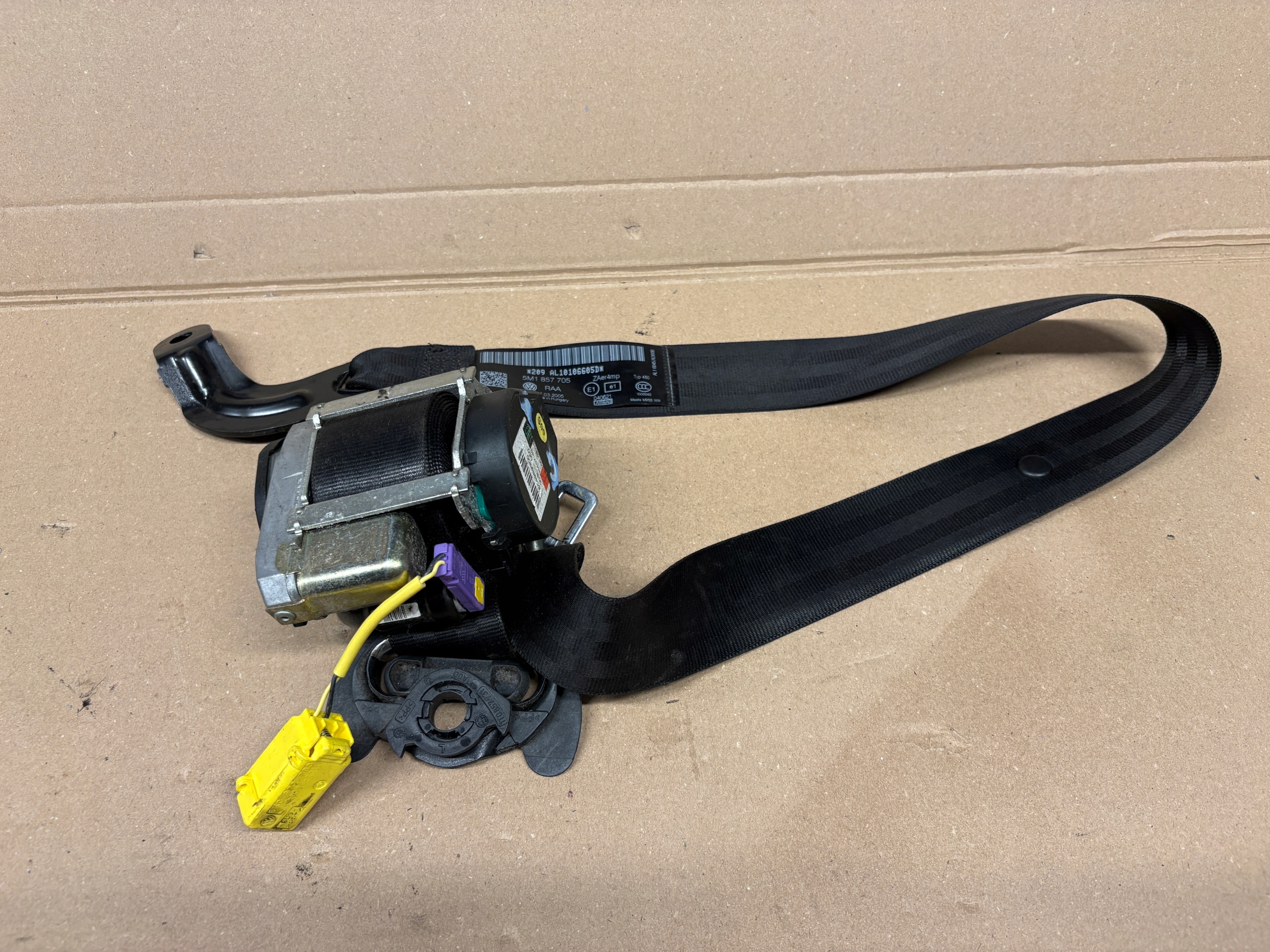 VW GOLF V plus tension belt safety left front 5M1857705