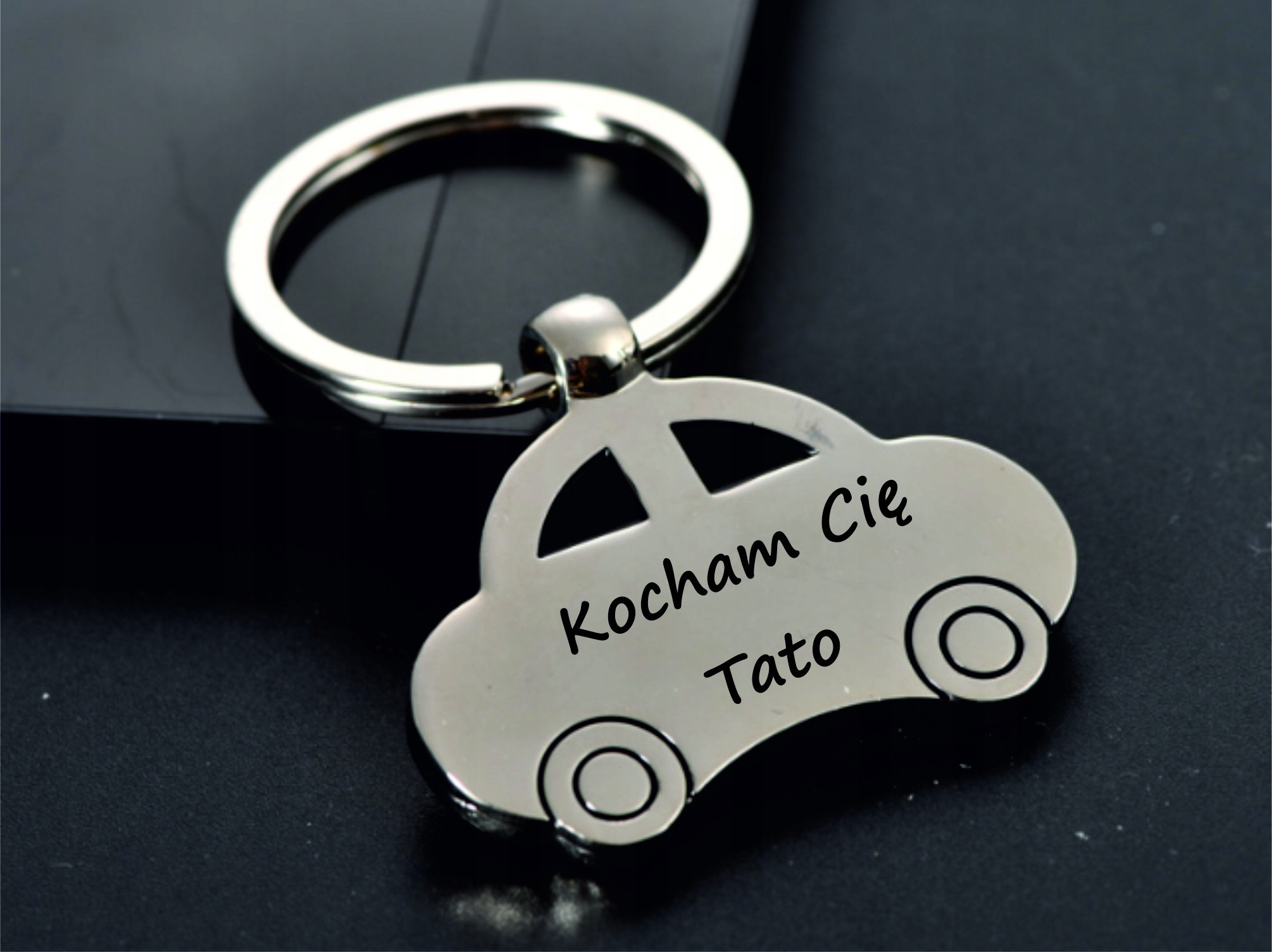 BRELOK SAMOCHÓD BRELOCZEK Z GRAWEREM AUTO WŁASNE LOGO NAPIS NA PREZENT Model Brelok auto