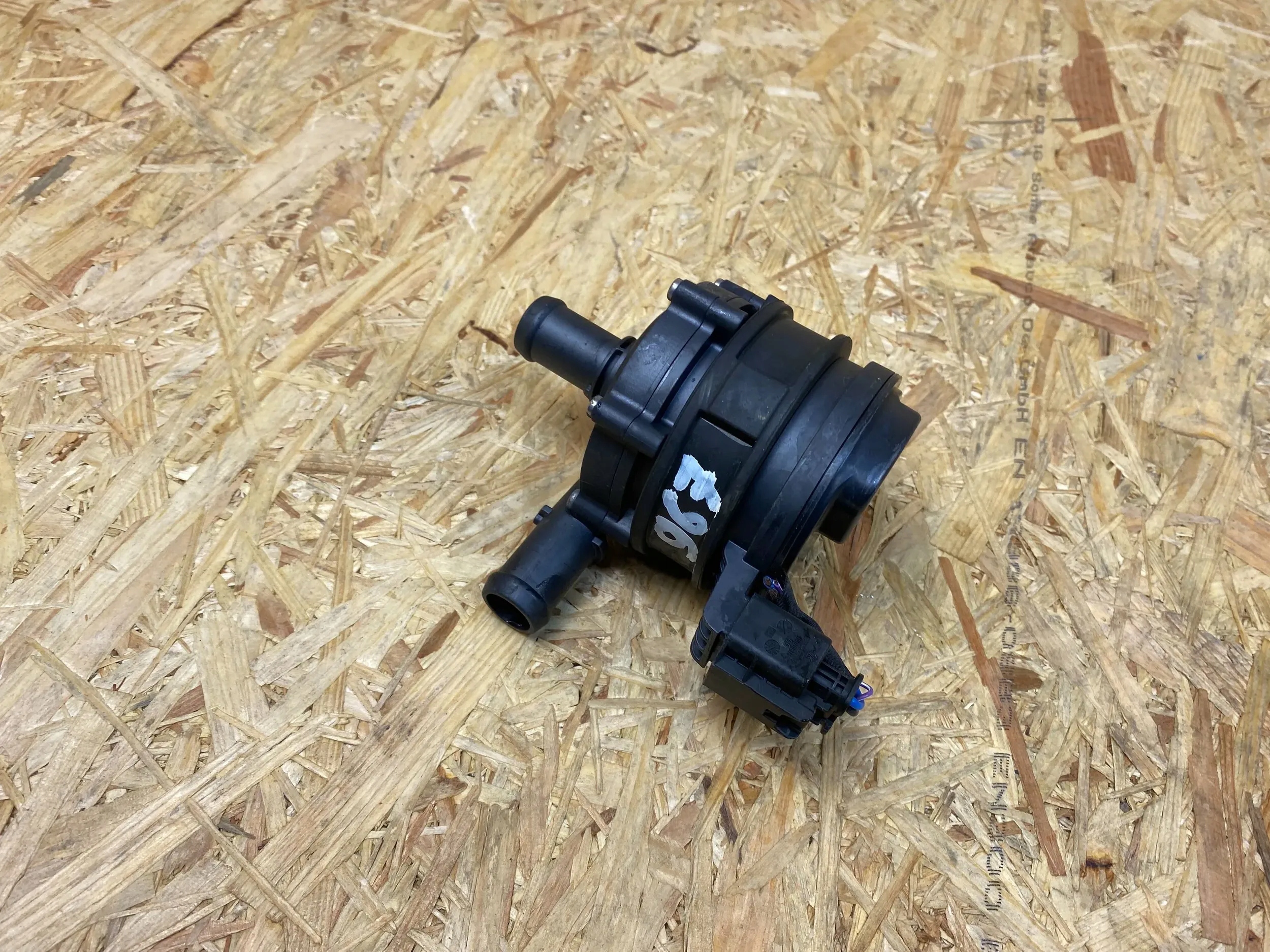 дополнительно водяной насос volvo XC40 II 2 32238224