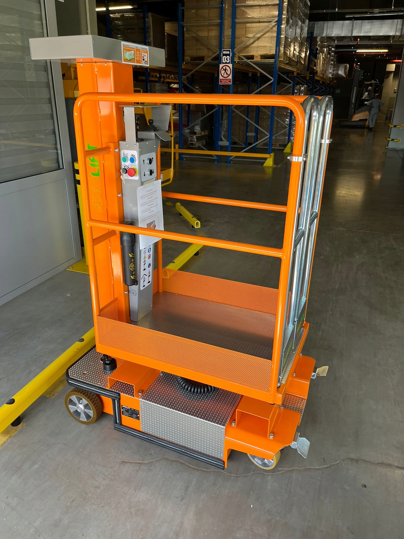 Podnośnik osobowy elektryczny AXOLIFT ELIFT 3.0 zwyżka elektryczna podest roboczy ruchomy 4,95 m — 26