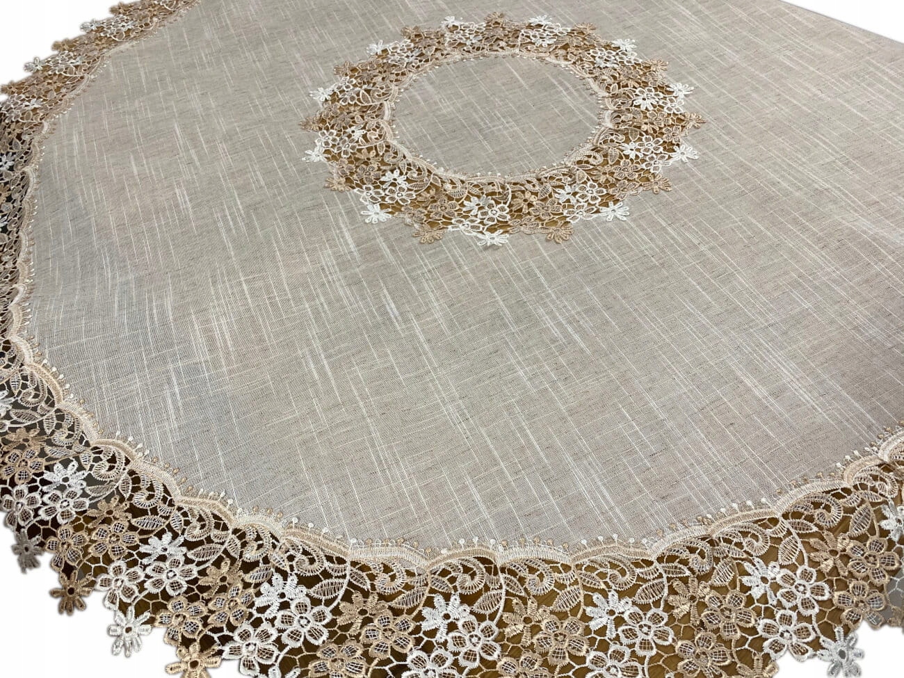 

Obrus okrągły 130 cm lniany z gipiurą