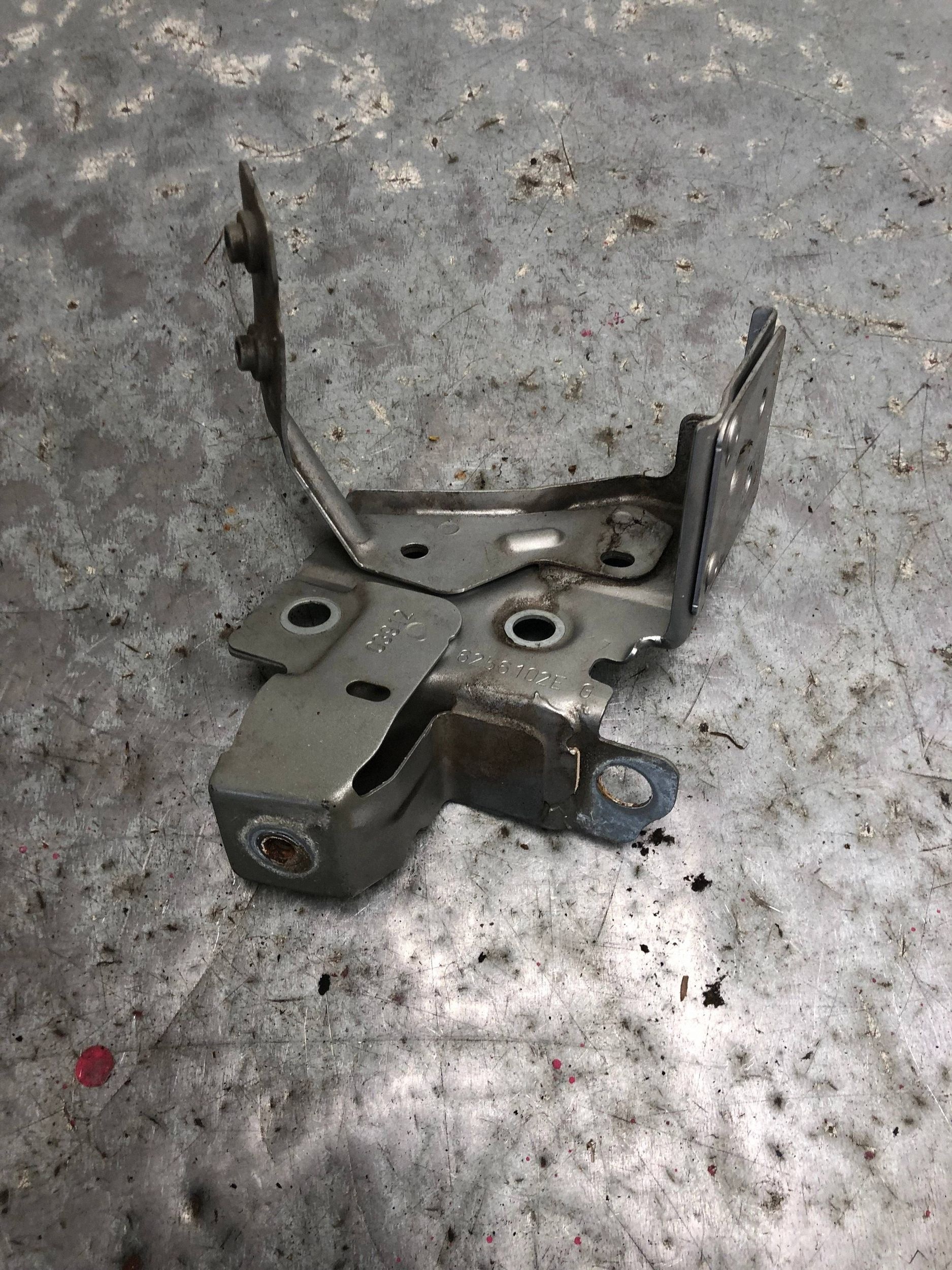 Console Aile Gauche Avant RENAULT MEGANE III 6256102E
