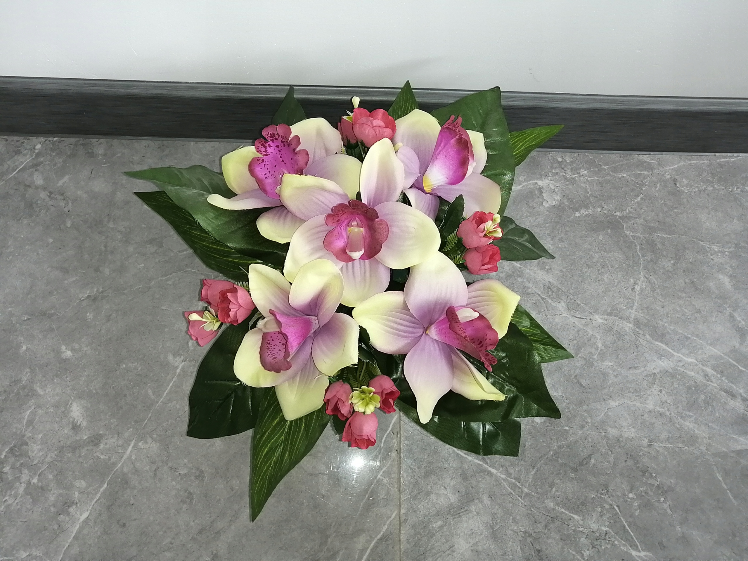 Kompozycja kwiatowa stroik. Wysokość 21 cm