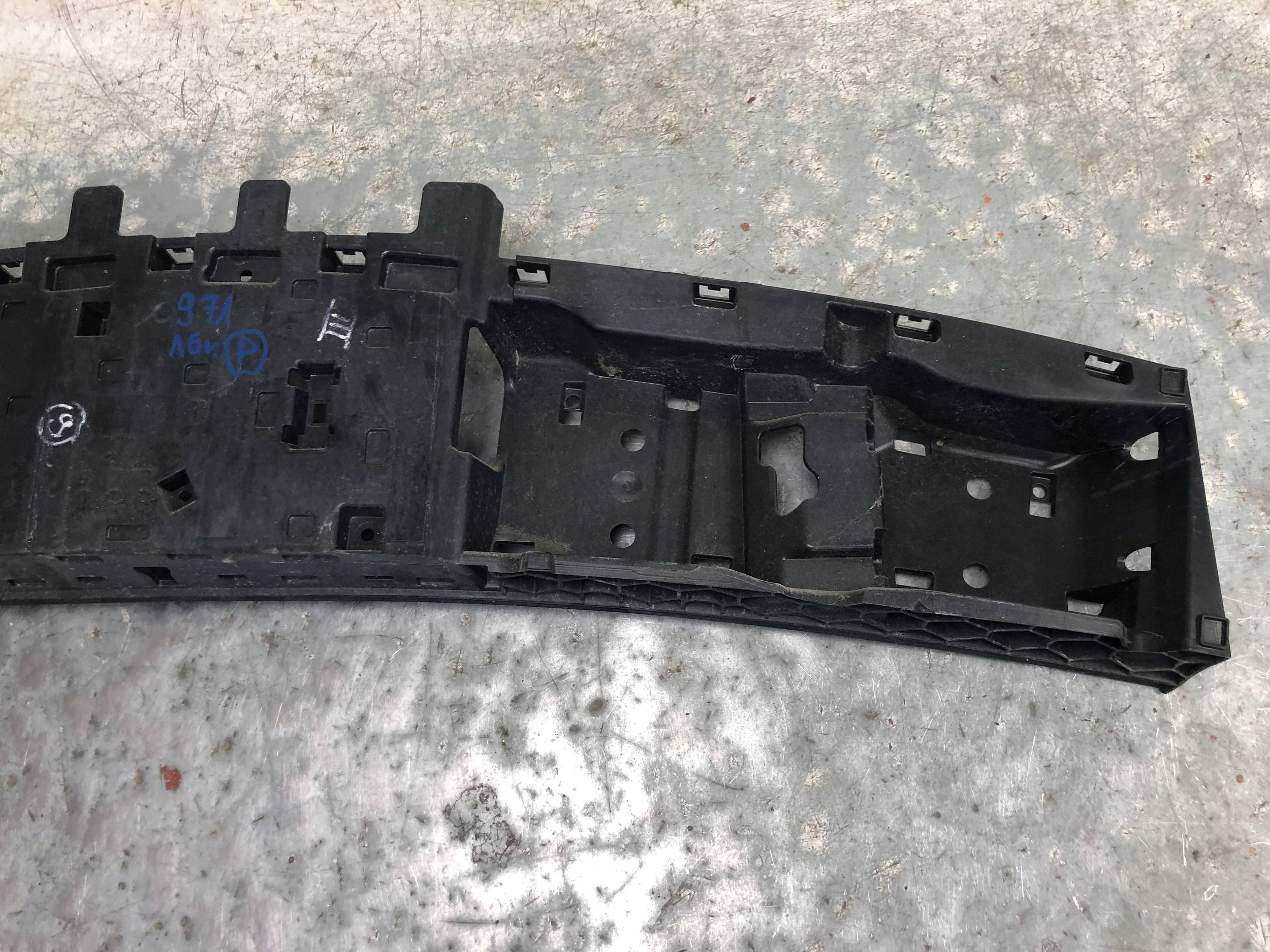 Support plaque SPOJLERA du capot PORSCHE PANAMERA 971 971827934A