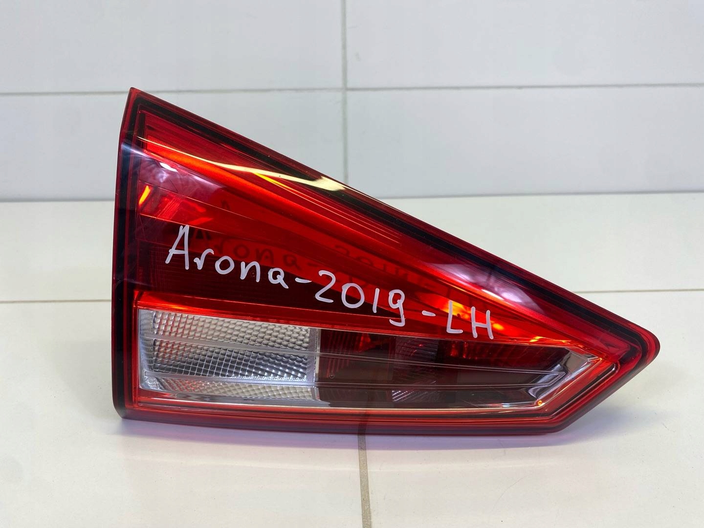light rear to the bonnet left side SEAT Arona 2020 6F9945093D