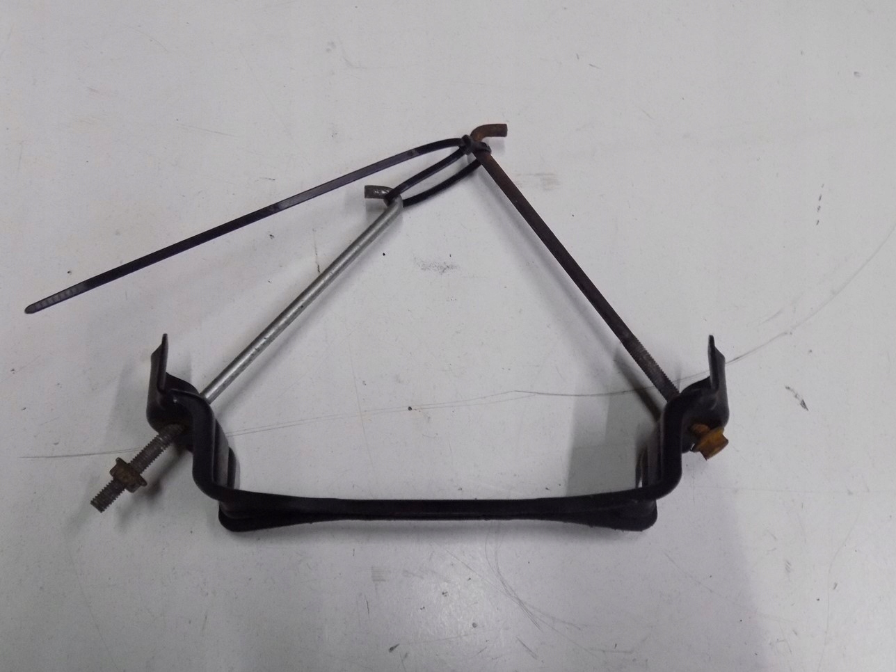 243kjfds3 - NISSAN QASHQAI J10 крепление аккумулятора