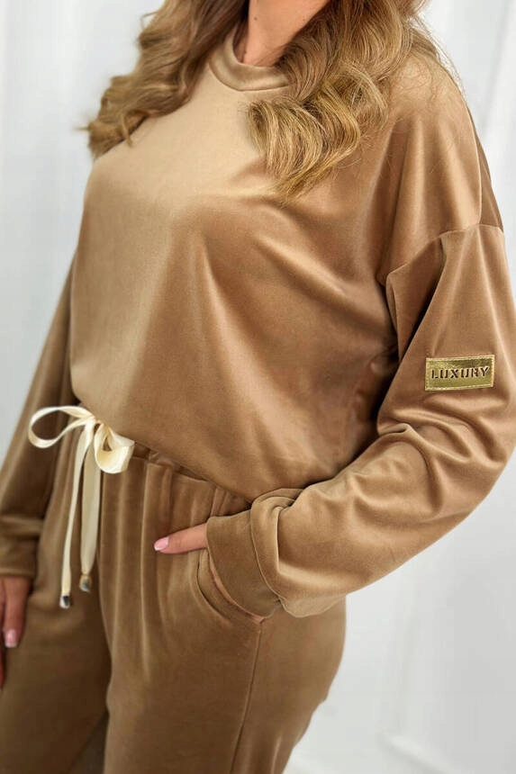 Komplet welurowy z wiązaniem camel Kolor beżowy