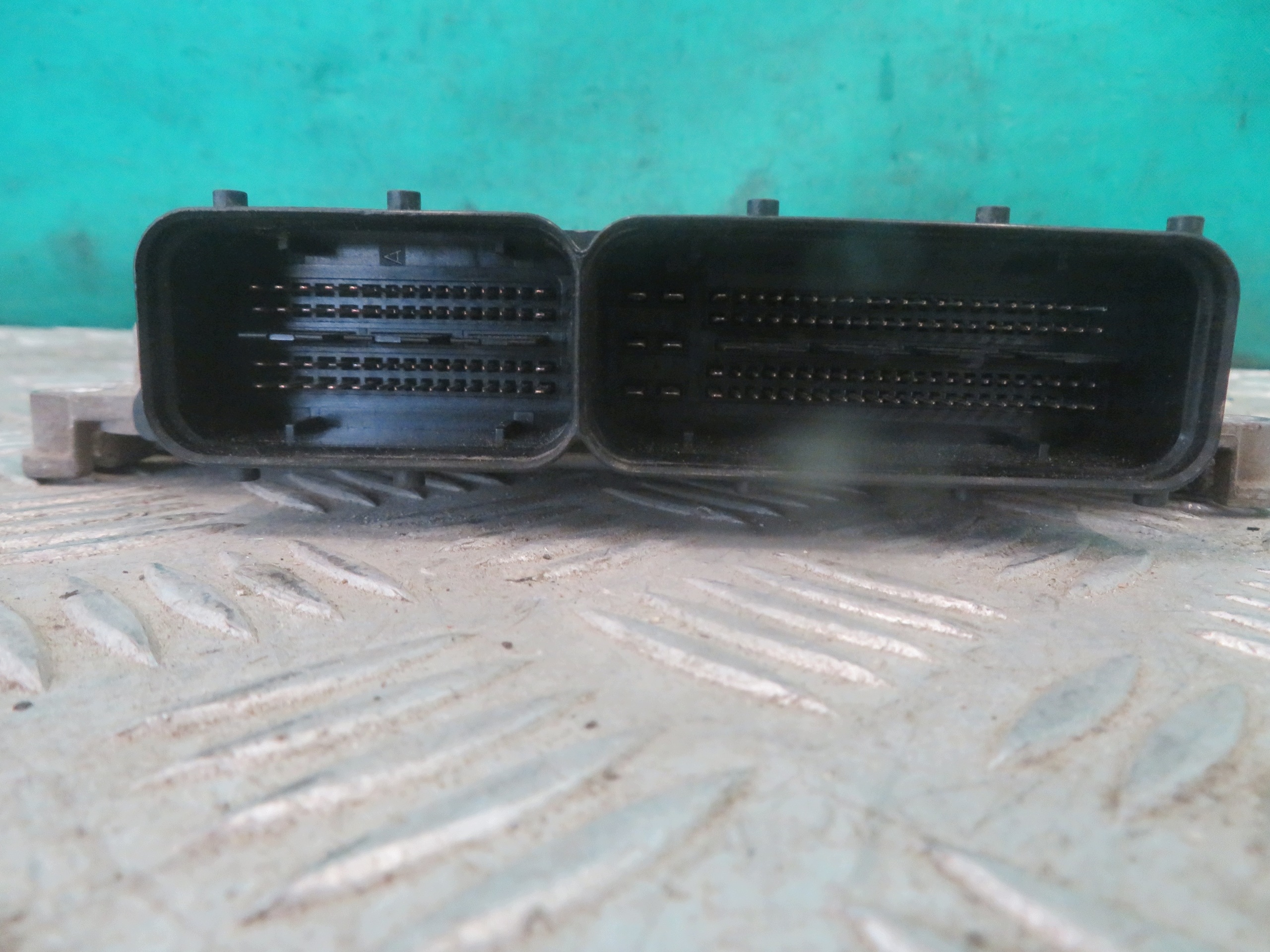 computer control unit of the engine MITSUBISHI CANTER 3.0 20R 0281033722