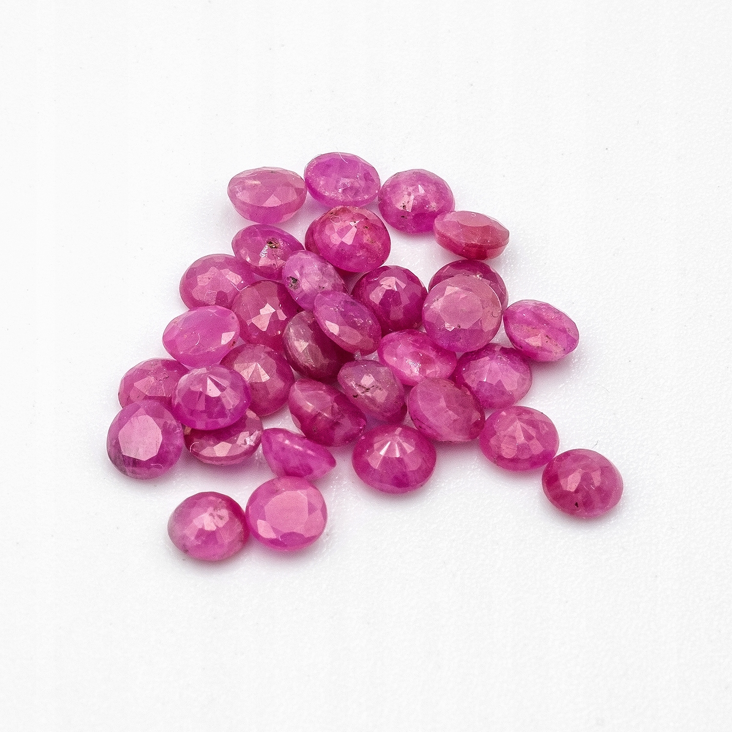 sada rubínů ~3,2 mm a ~2,9 mm 27 kusů