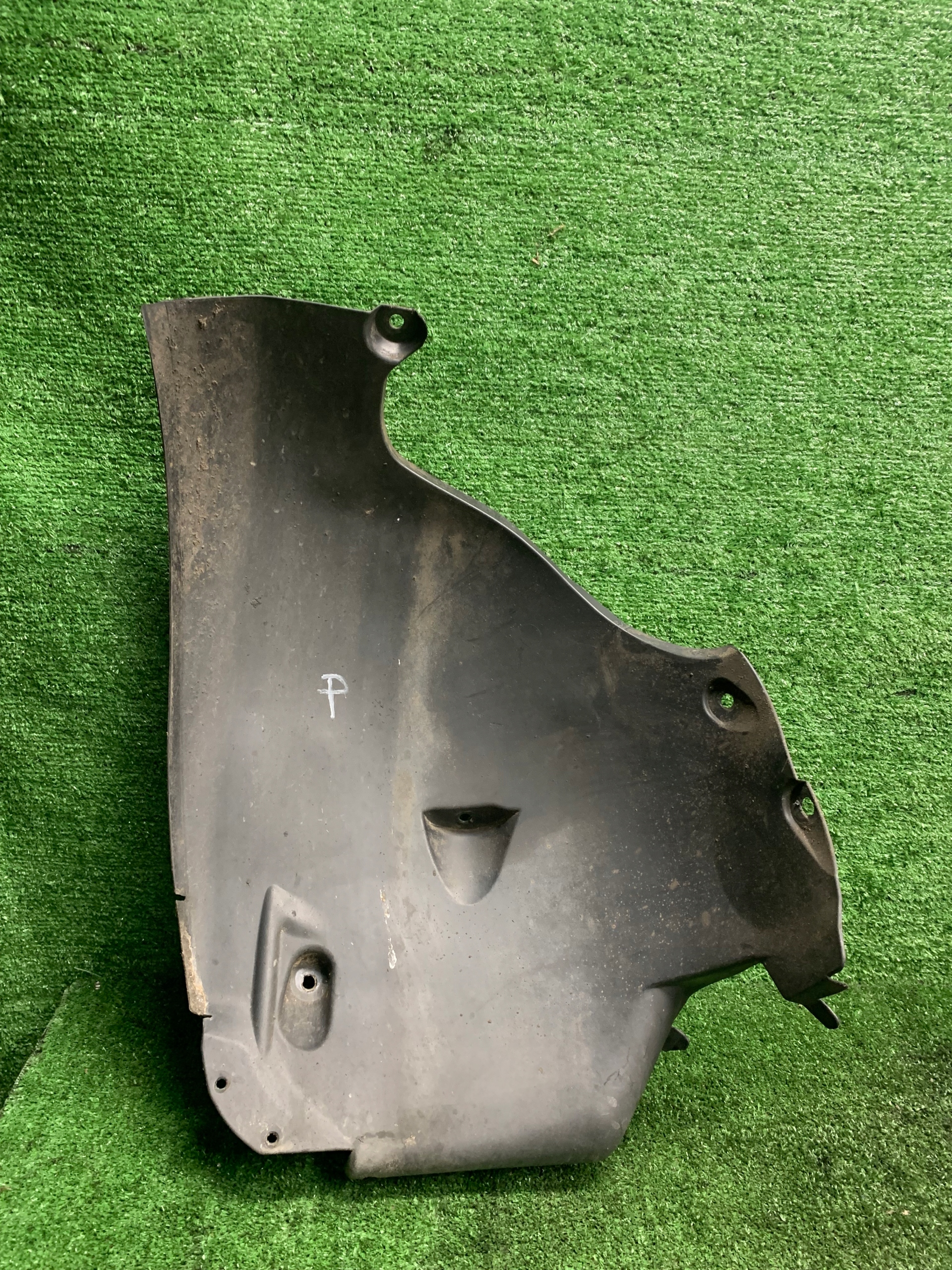 mudguard right front rear. MERCEDES BENZ W211 A2116981430