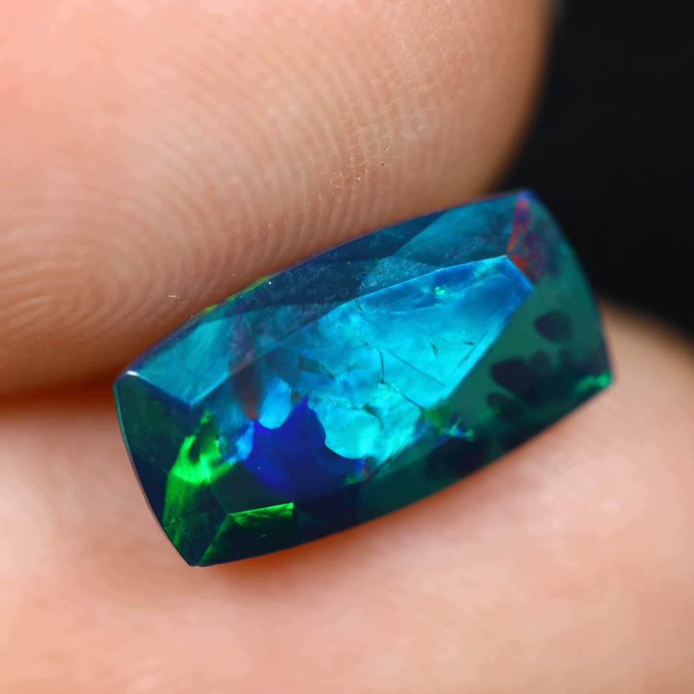 Přírodní opál Černý 1.43 ct Cushion Etiopie certifikát Wbd