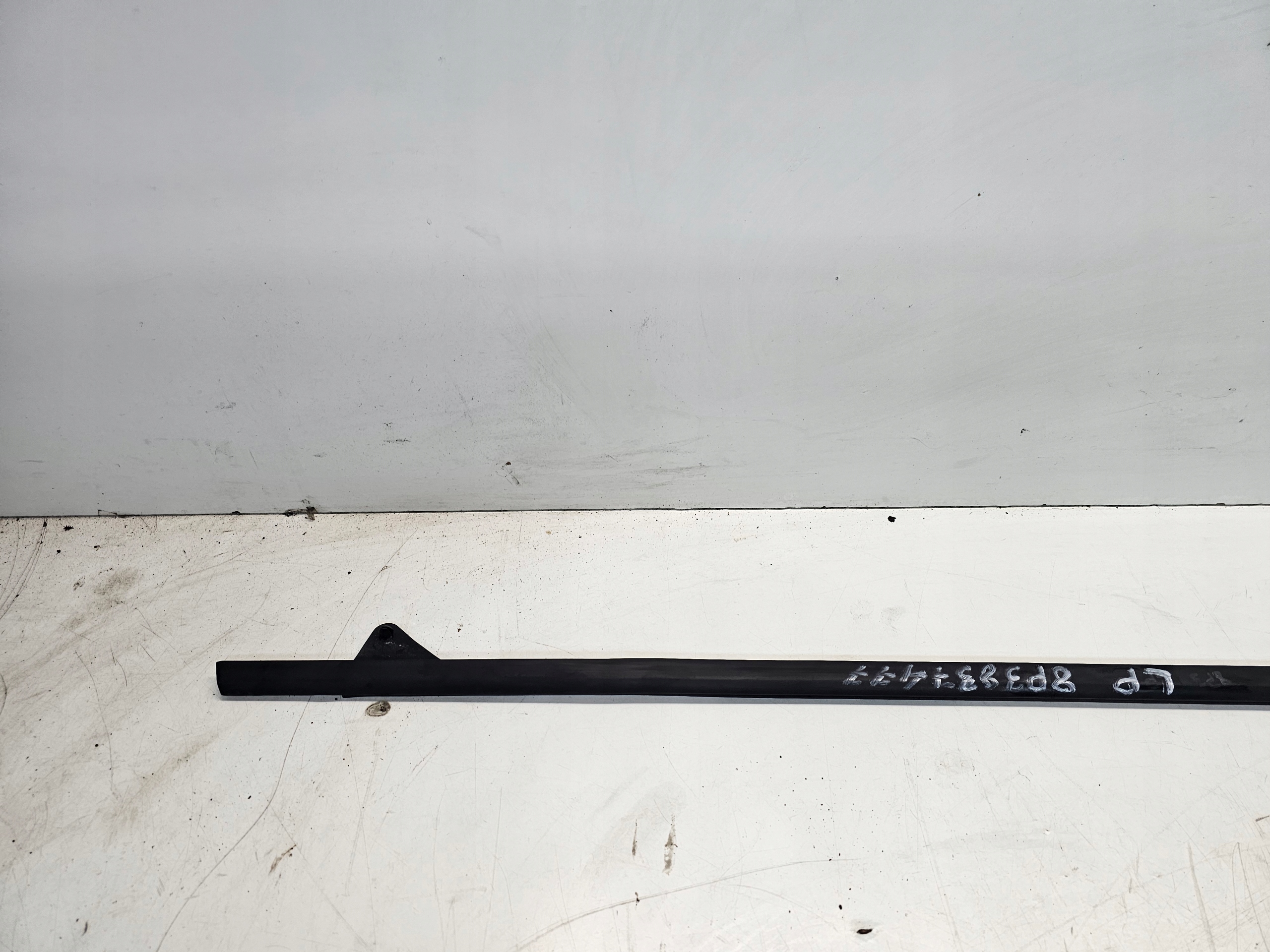 moulding door left front upper MAT AUDI A3 8P LIFT 8P3837477