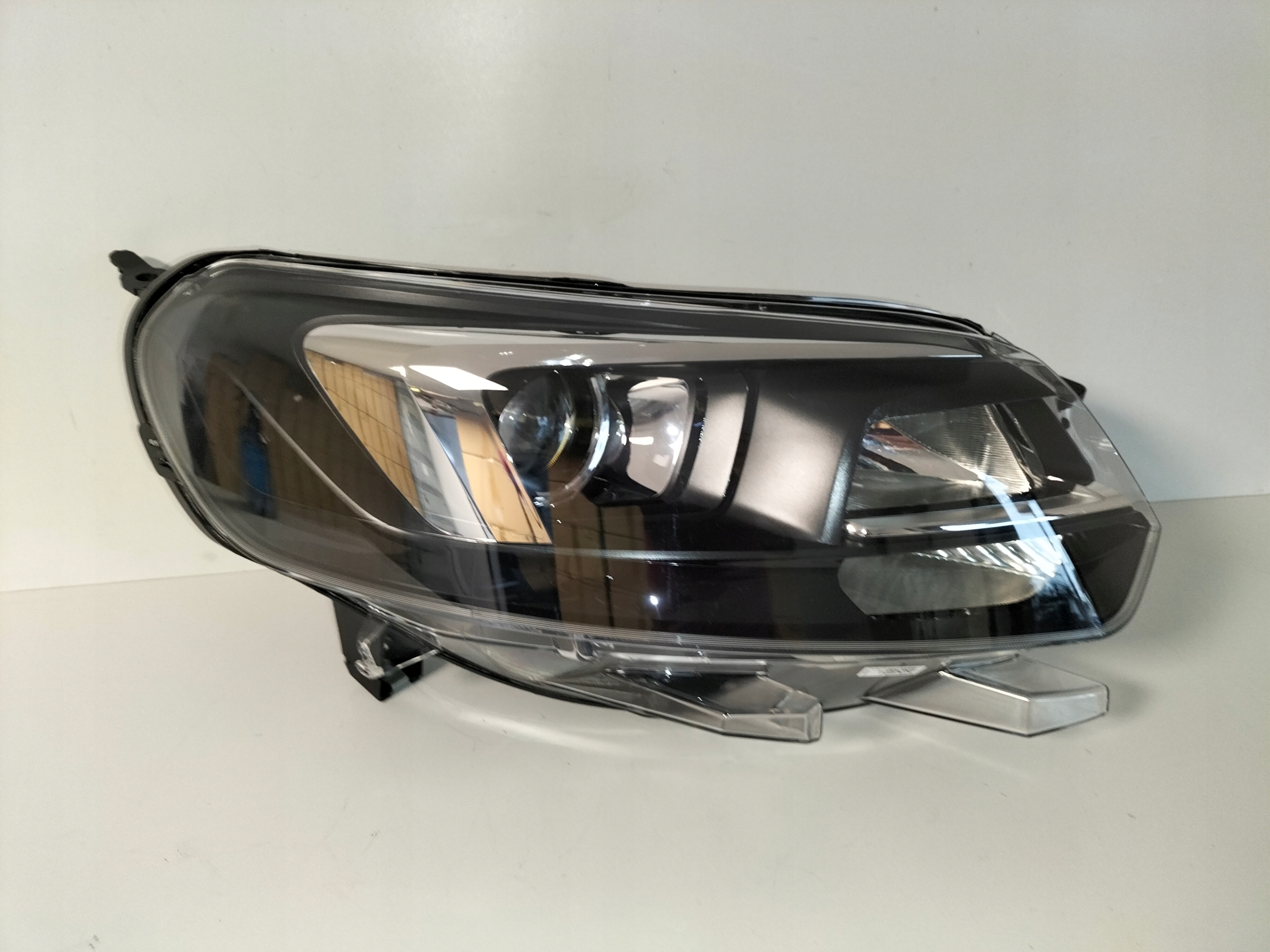 light front reflektor right OPEL ZAFIRA D 19- VIVARO C 19- XENON