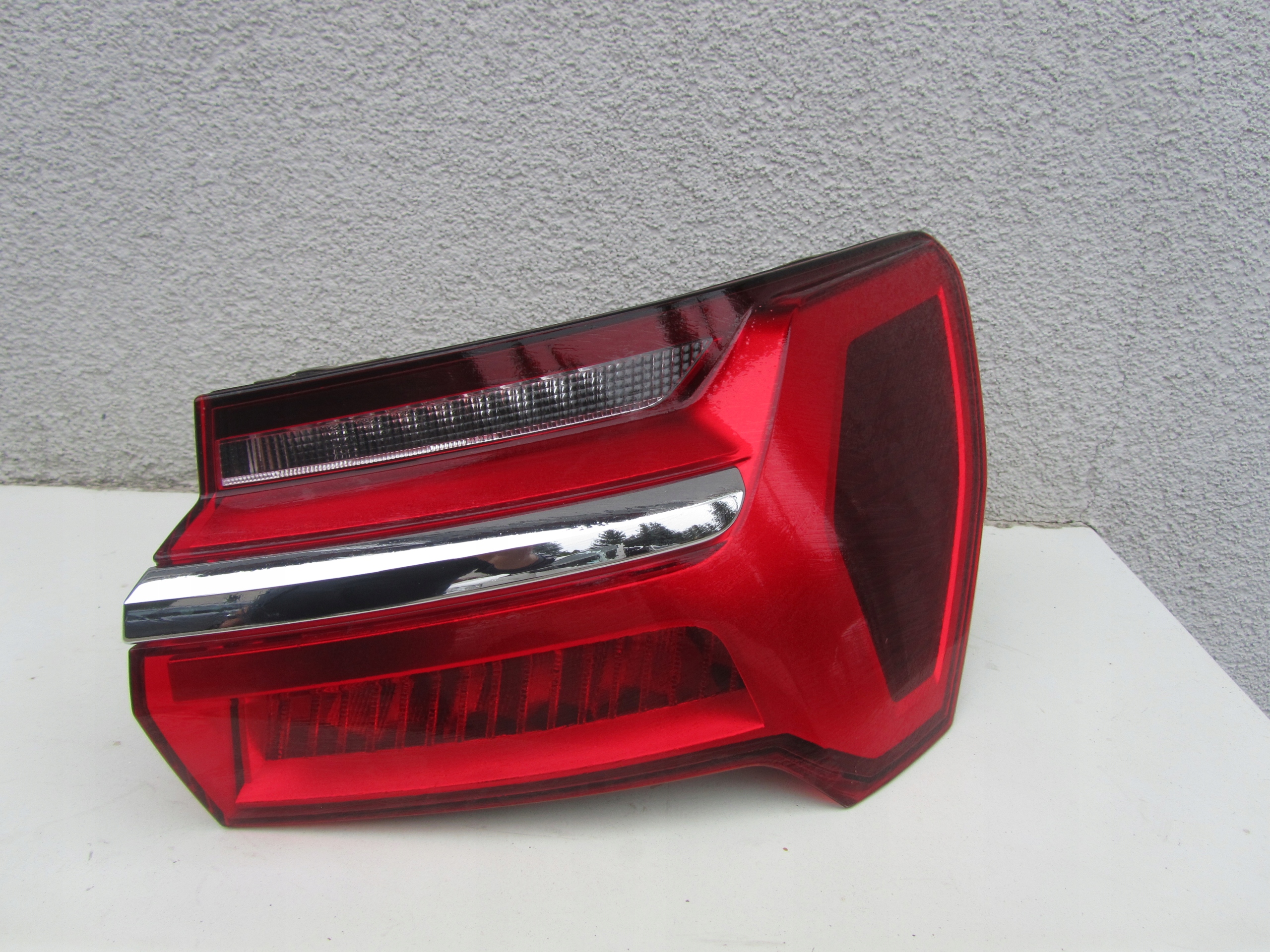 LAMPA TYLNA PRAWA LED AUDI A6 C8 KOMBI 4K5945070