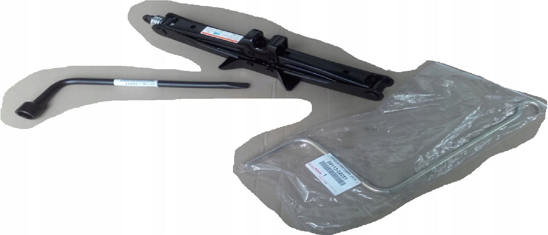 A09111-05050 - ДОМКРАТ КЛЮЧ КОЛЕСА AURIS 06-19 КОМПЛЕКТ