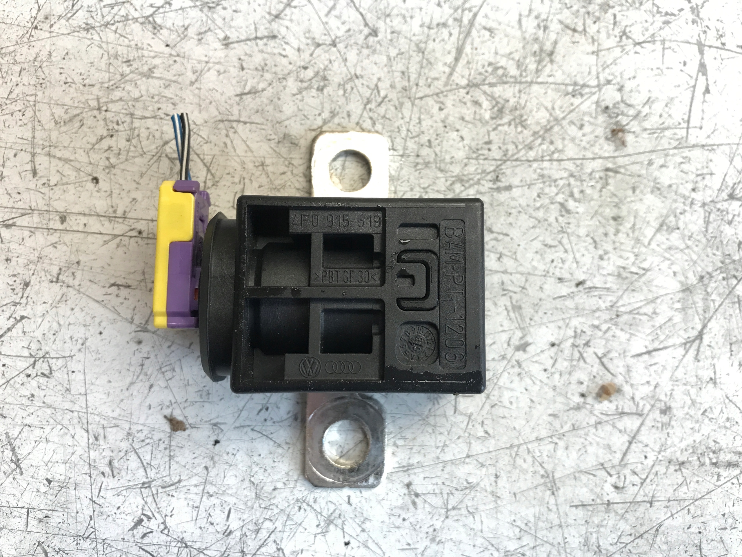 BEZPIECZNIK PIROTECHNICZNY AUDI A4 B8 A5 A6 C6 Part number 4F0915519