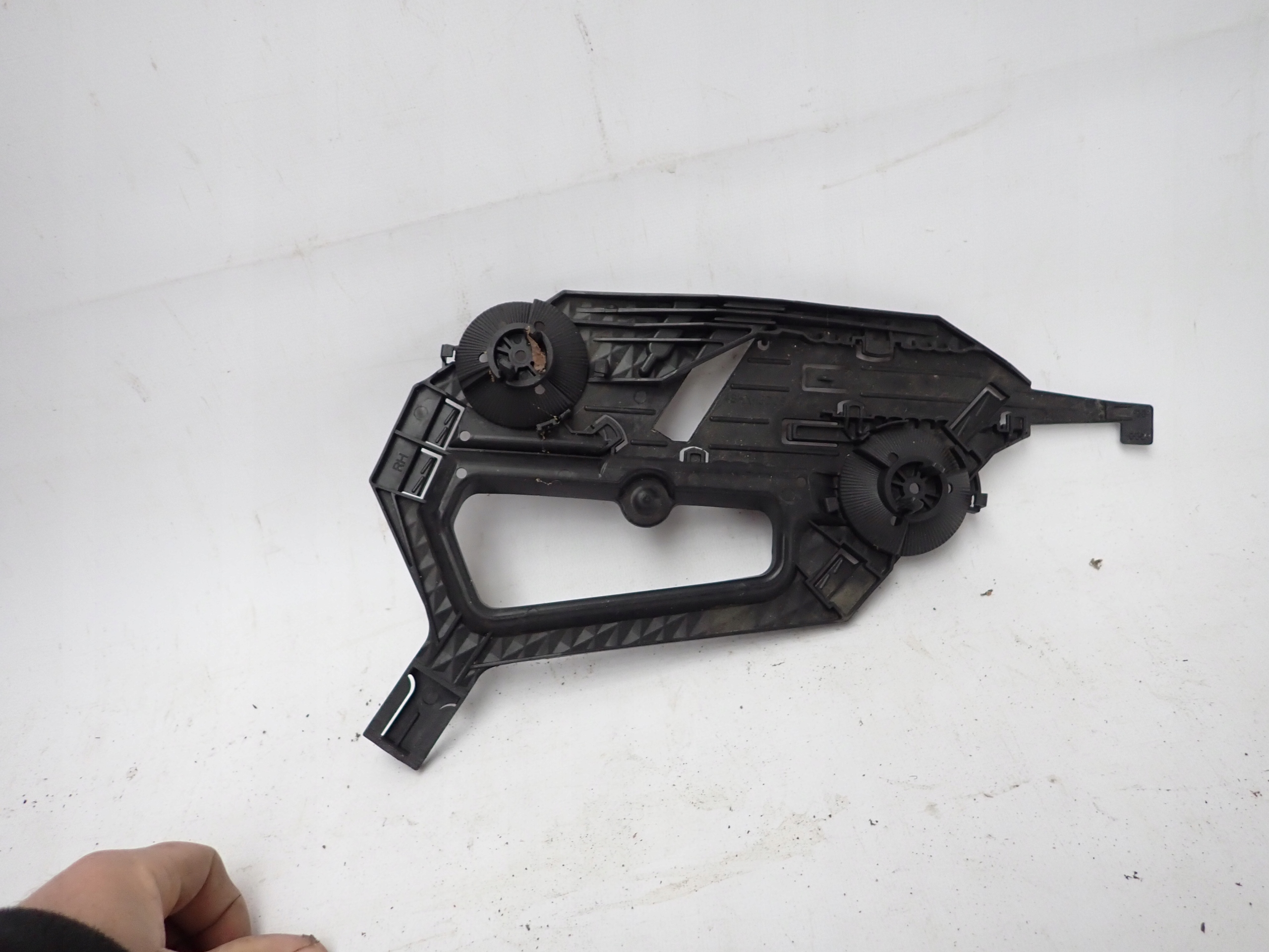 SKODA OCTAVIA II 1Z0 04- support holder below LAMPE