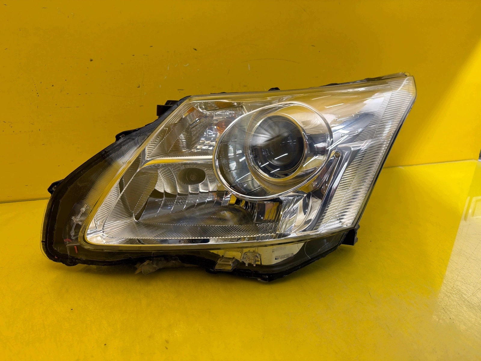 light left front Toyota Avensis T27 2009-2012 Zwykla