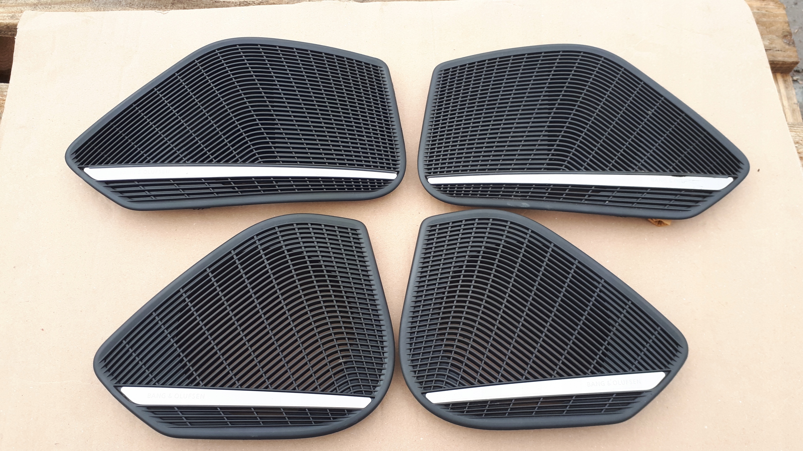 8W0035144 8W0035143 - A4 b9 LIFT дверні решітки BANG OLUFSEN LED 4X