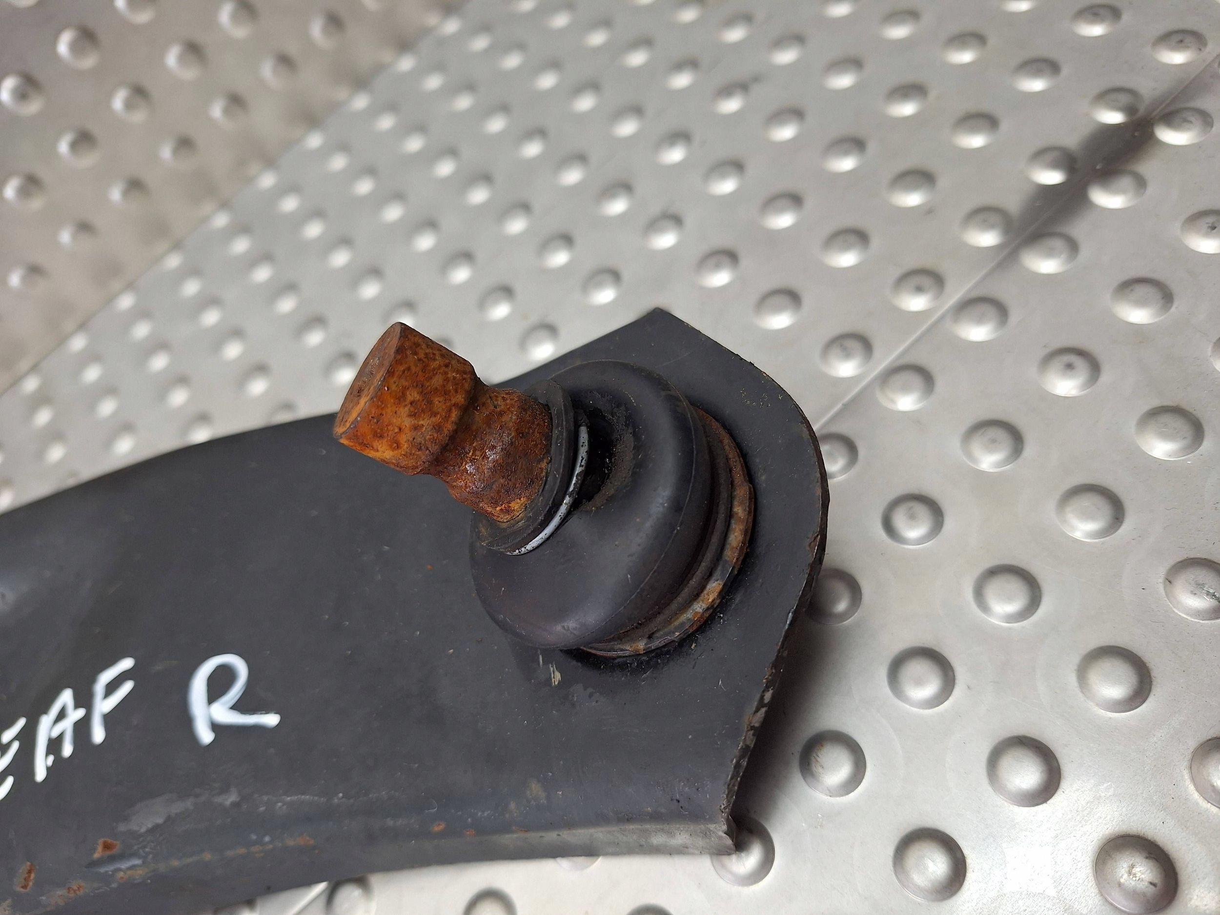 arm right front NISSAN LEAF and ZE0 10-17