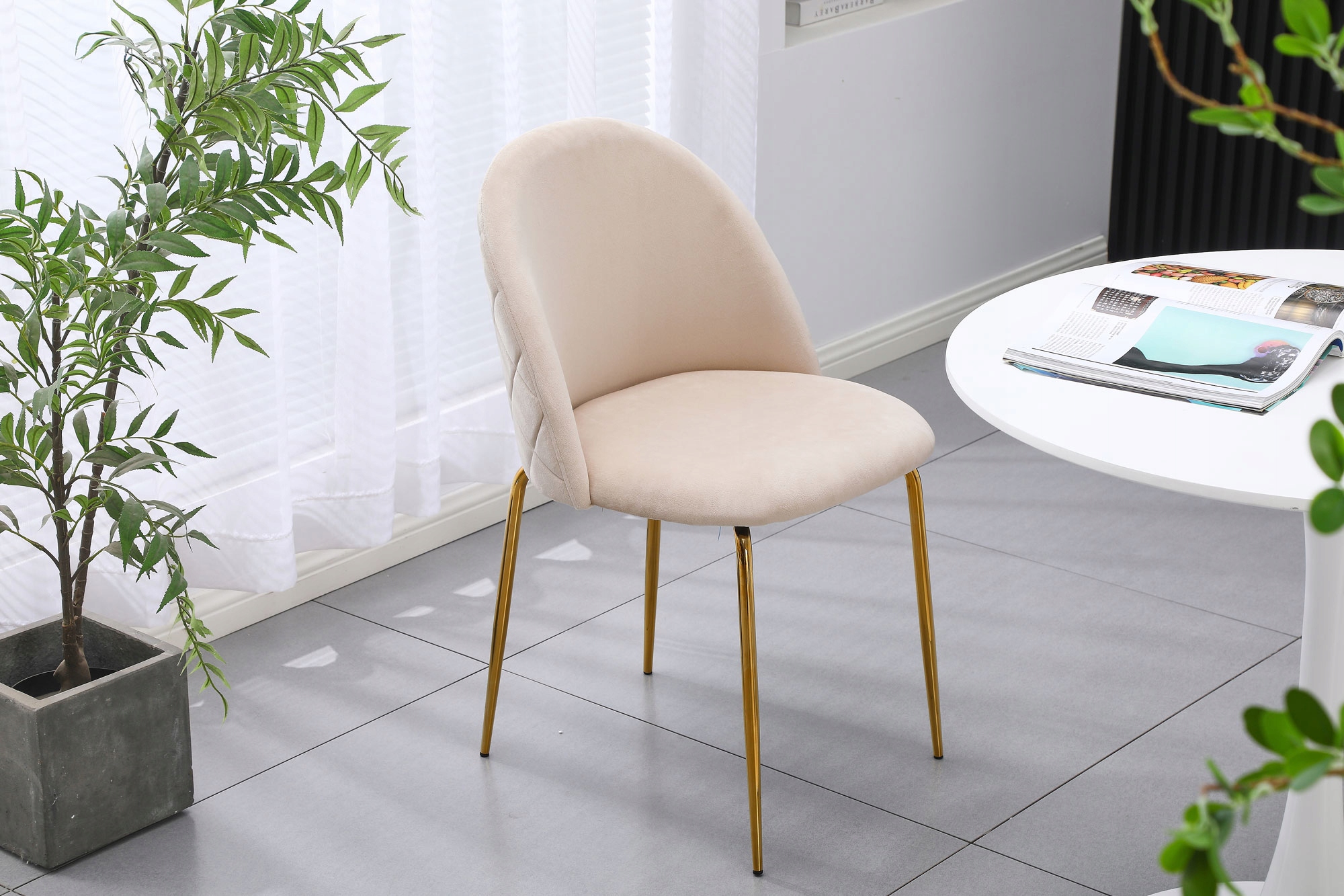 KRZESŁO TAPICEROWANE WELUROWE NOWOCZESNE BEŻOWE VELVET ZŁOTE NOGI GLAMOUR Stan opakowania oryginalne