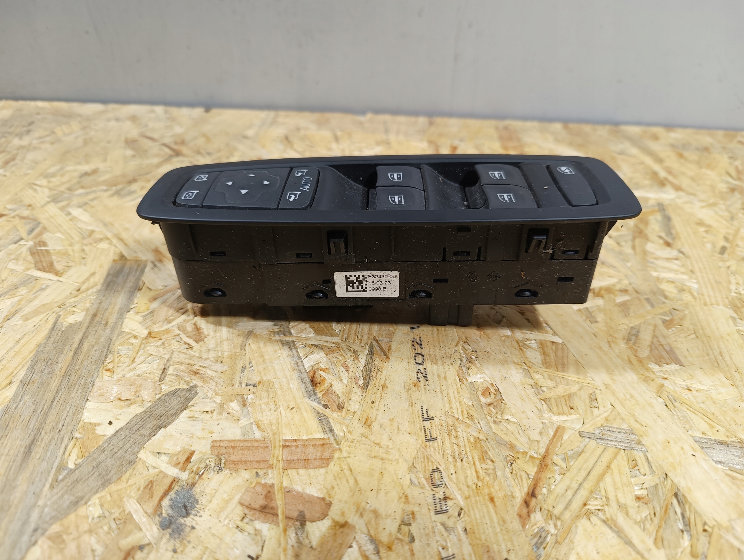window control switch RENAULT MEGANE IV SCENIC IV e32452-03