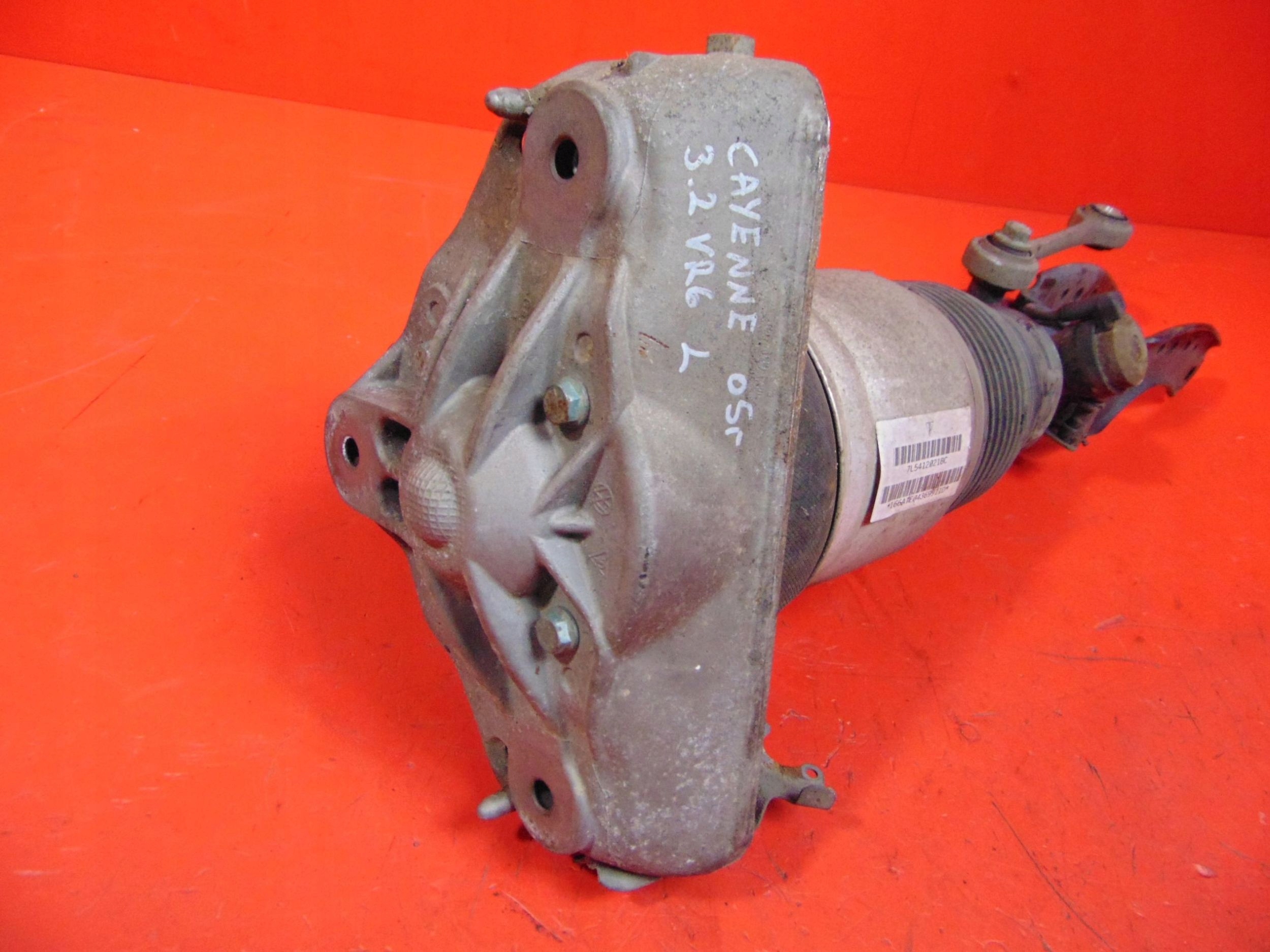 PORSCHE CAYENNE and 9P 7L 3.2 VR6 shock absorber PNEUMATYCZNY MIECH left front
