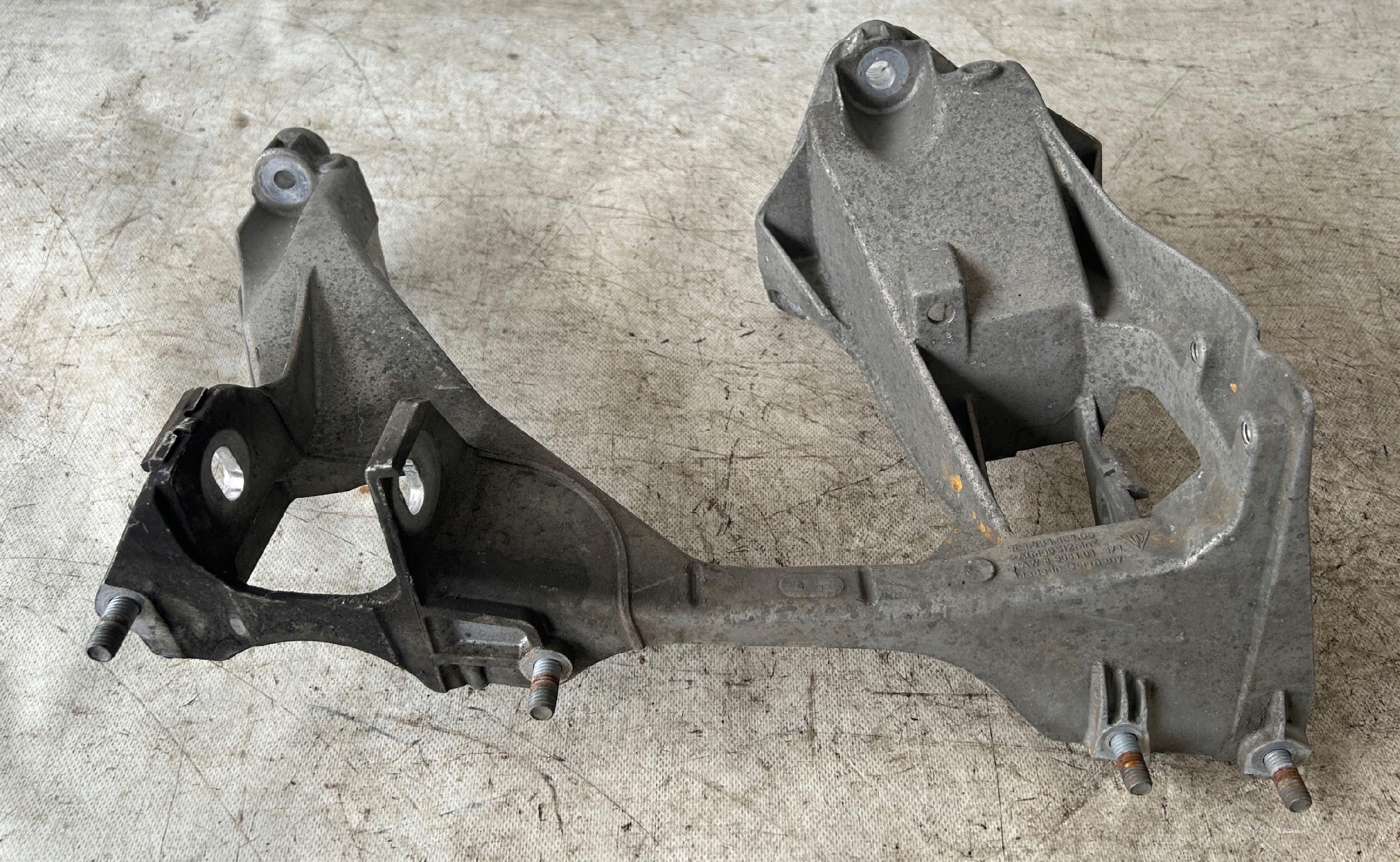 bracket WOZKA rear part left PORSCHE 981 98133115105