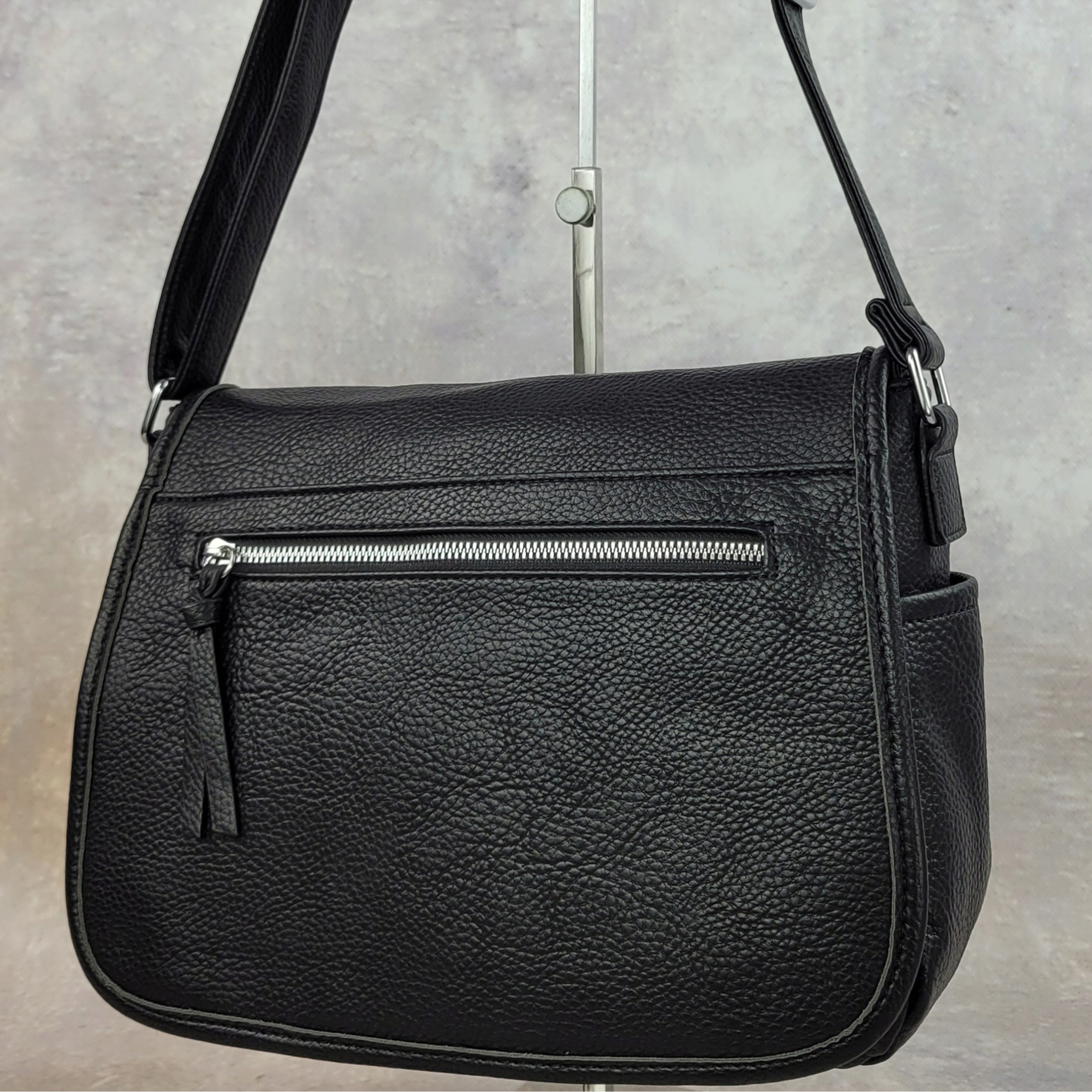 Torebka listonoszka długi pasek torba damska na ramię czarna lekka miękka Wielkość mała (nie mieszcząca A4)