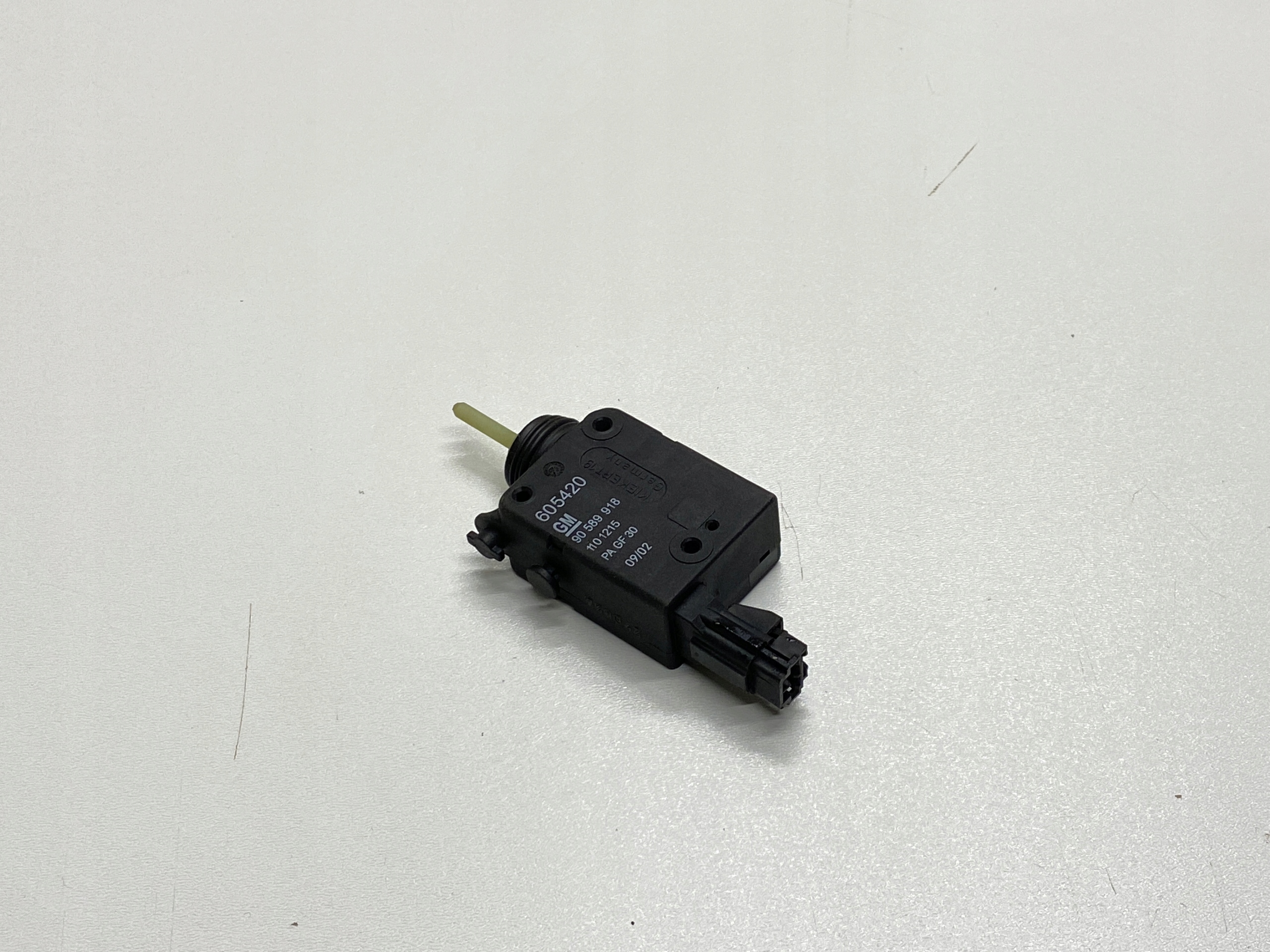 Opel OE 90589918 привод крышки топливного бака