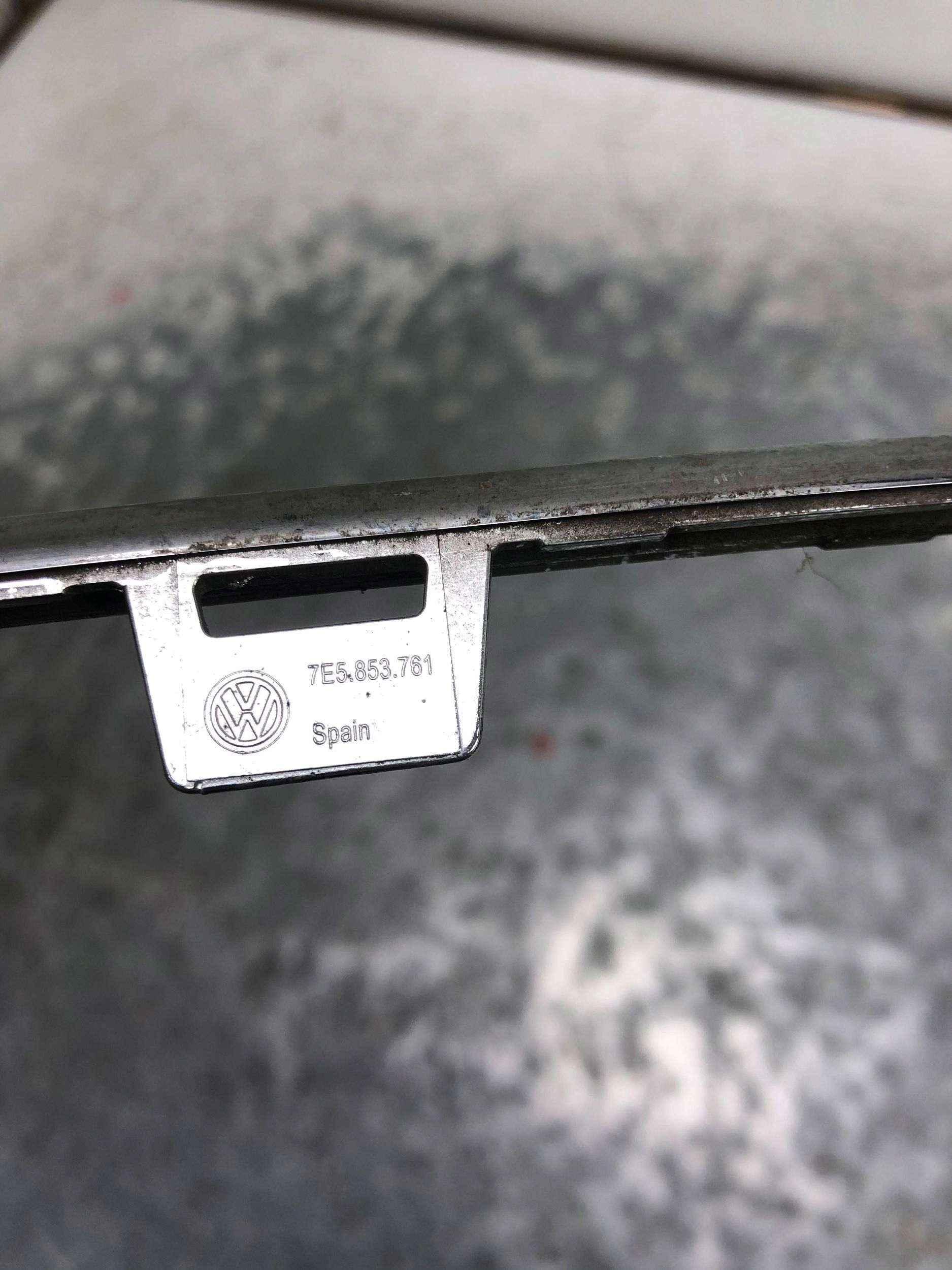 lišta CHROM nárazníku předek VW T6 7E5853761