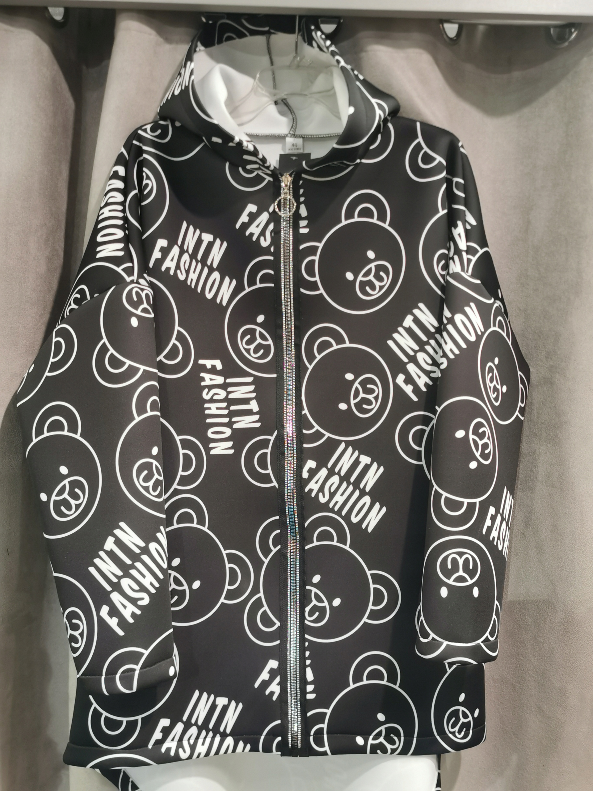 Pěnový přehoz se zapínáním na zip, velikost 44 XL