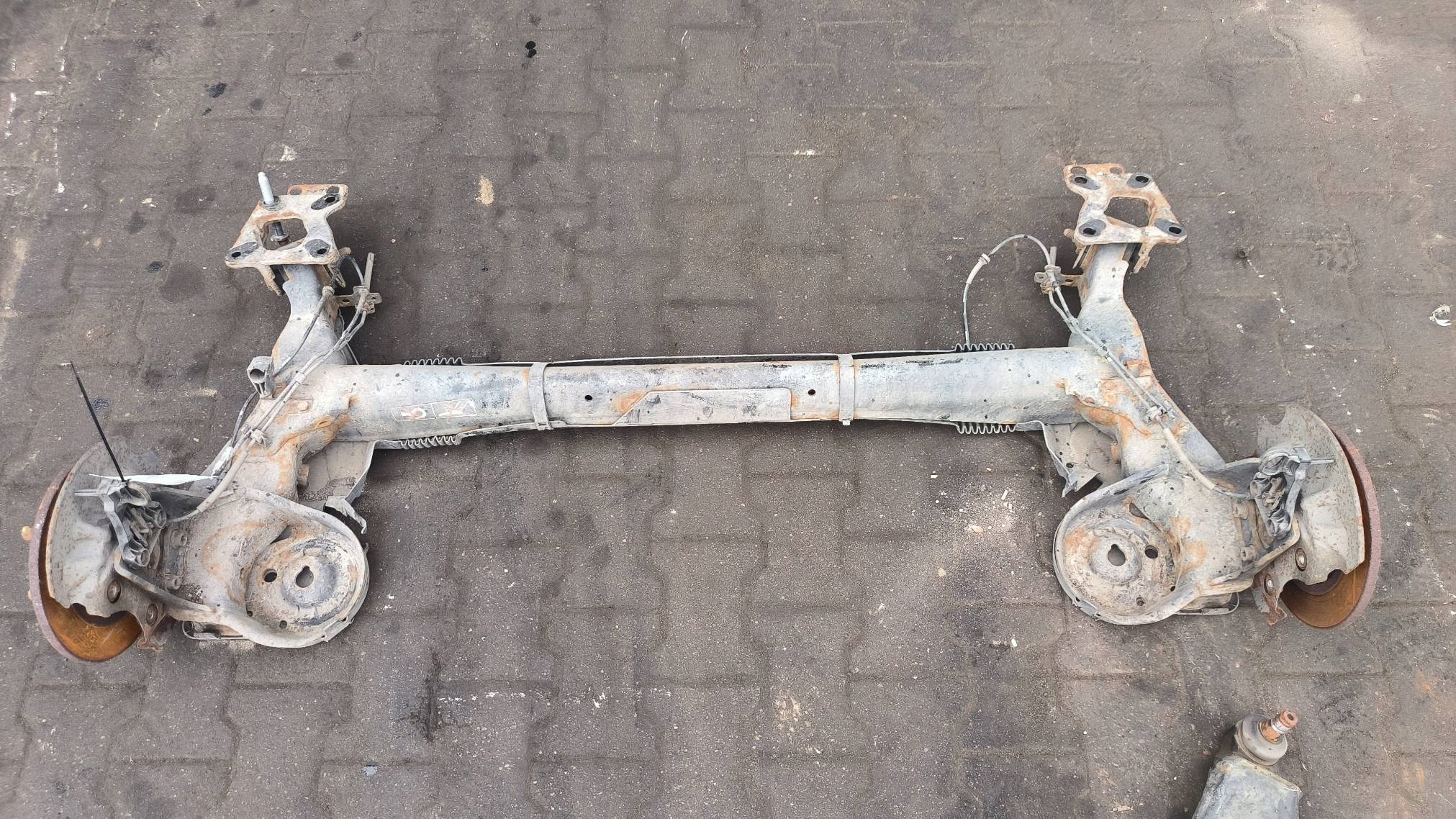träger / Achsträger heck PEUGEOT PARTNER II