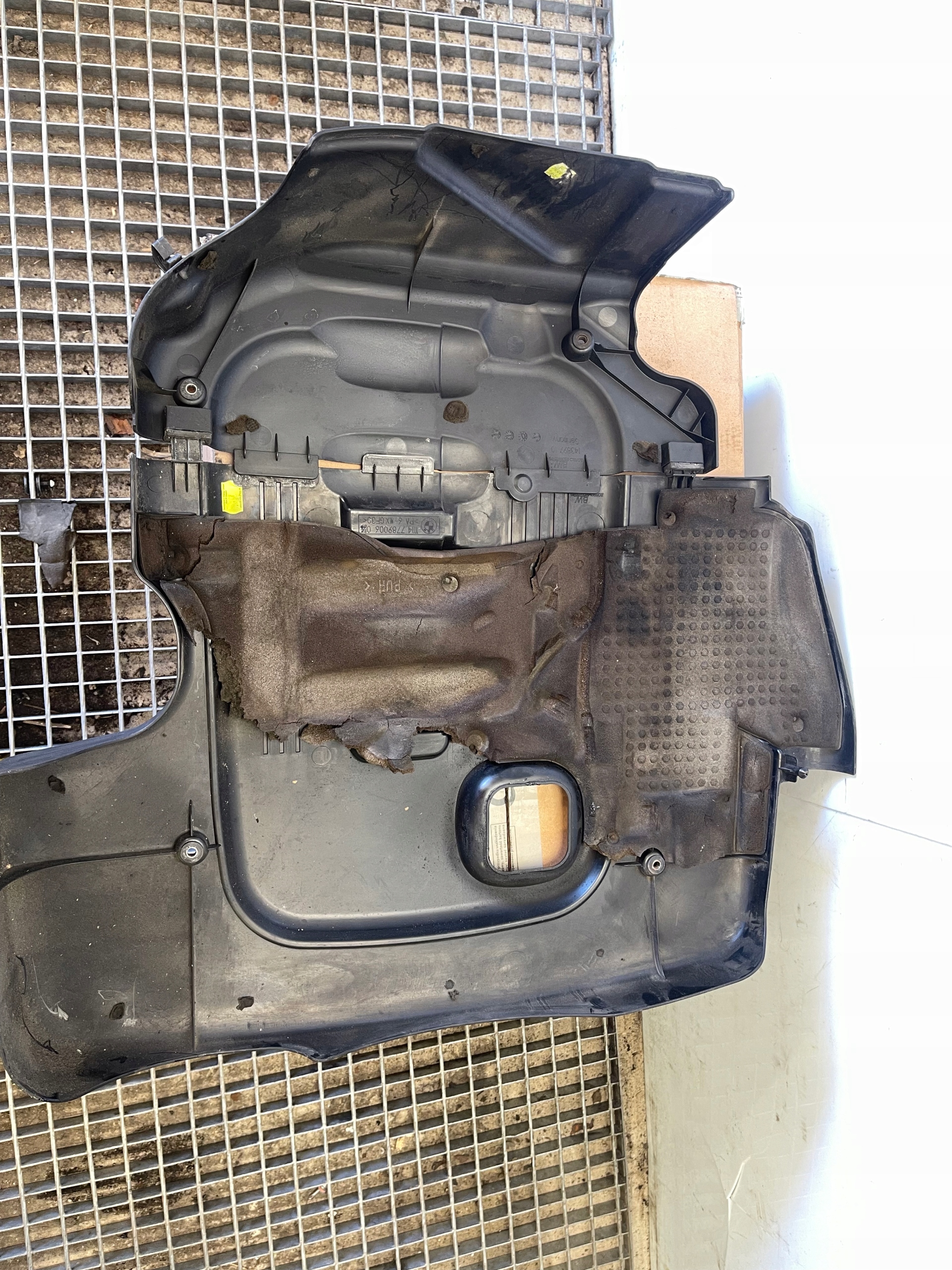 BMW SERIA 1 E87 motor cover upper cover 7789006