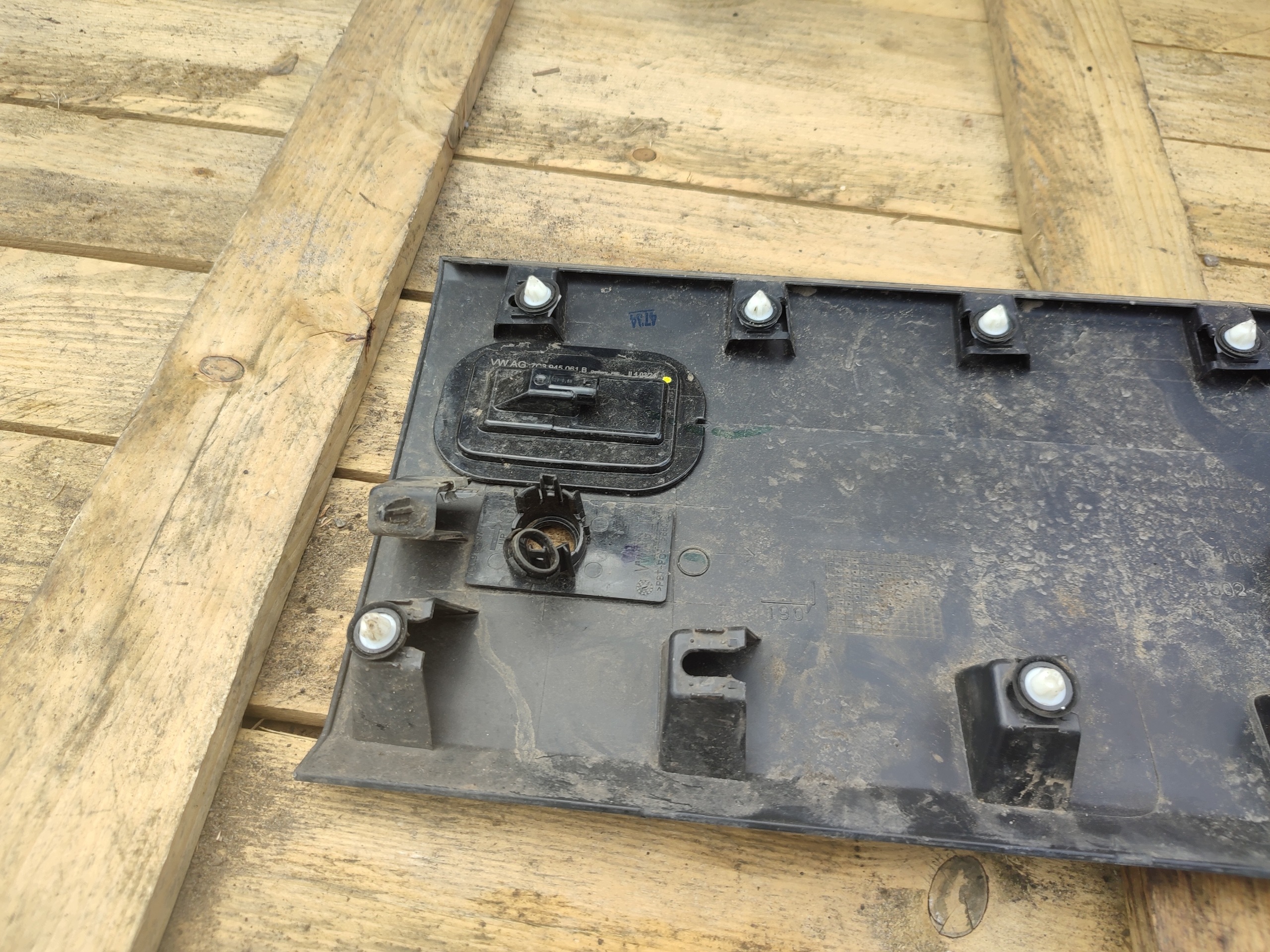 VW CRAFTER II left moulding side PDC WERSJA below sensor PARKOWAN. 7C0853753
