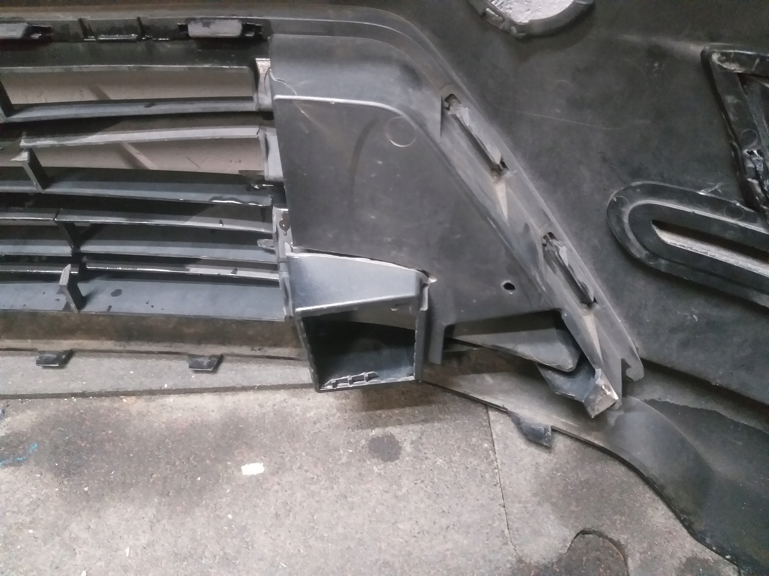 nárazník předek VW CADDY 2K5 15