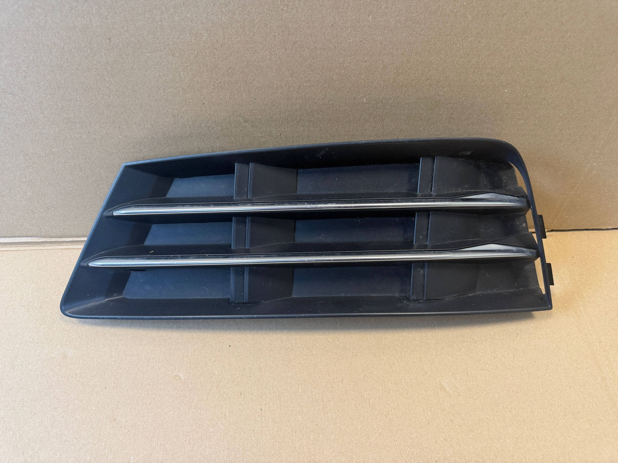 AUDI A4 B9 16R grid of a bumper left front 8W0807681R