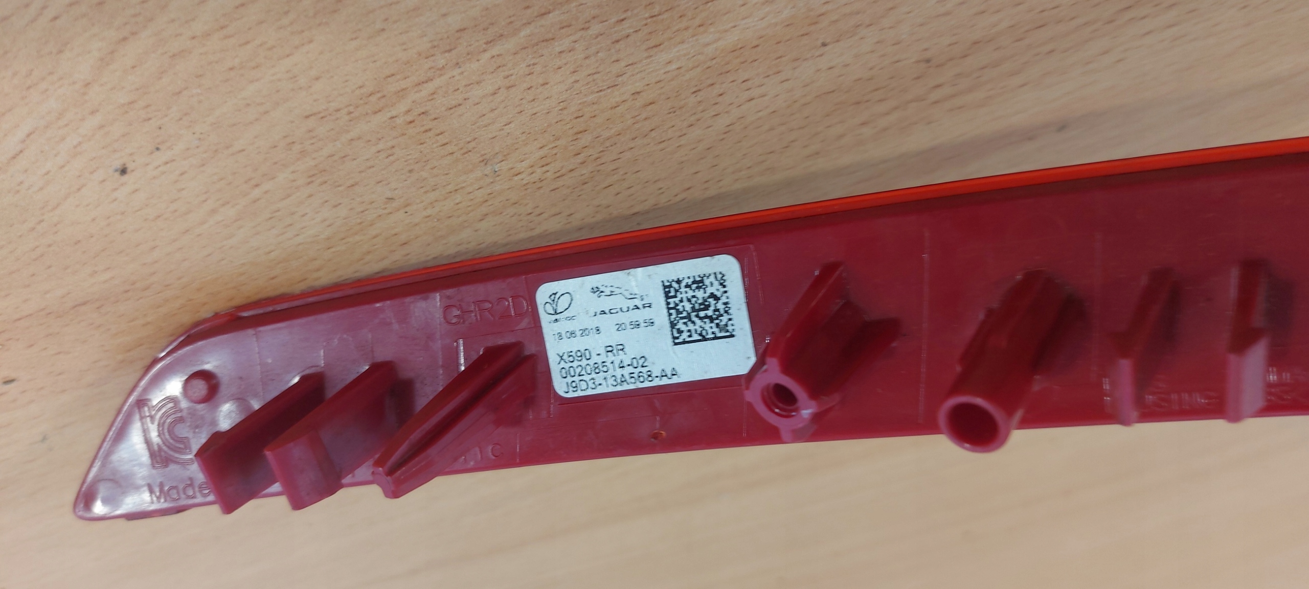 JAGUAR E-PACE DESTRA ODBLASK W PARAURTI POSTERIORE R389