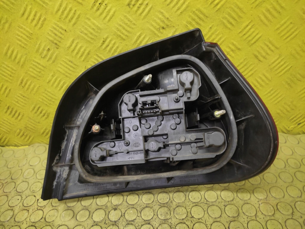 RENAULT MEGANE and light left rear part 7700428320