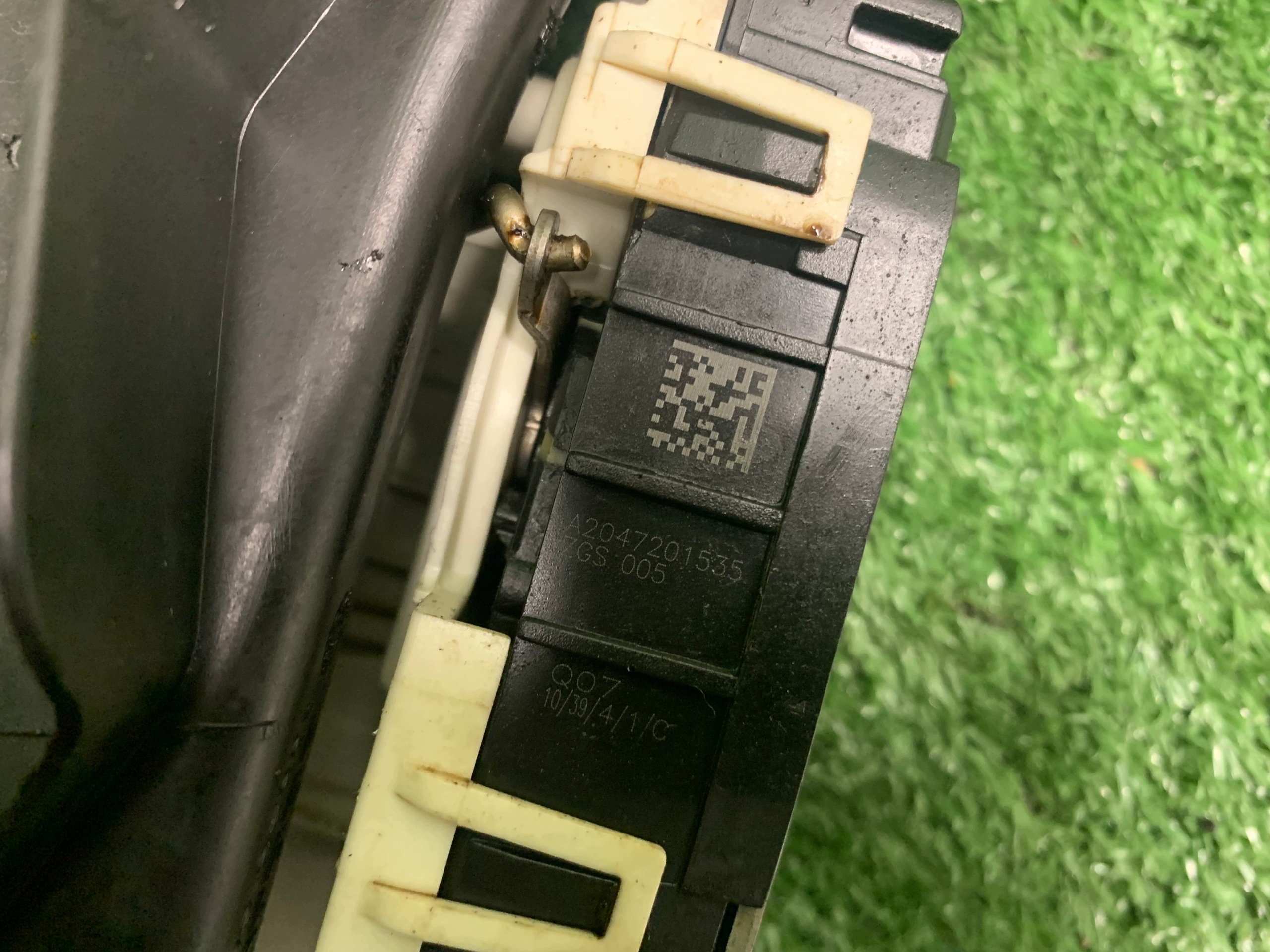 lock left front door MERCEDES C class W204 A2047201535