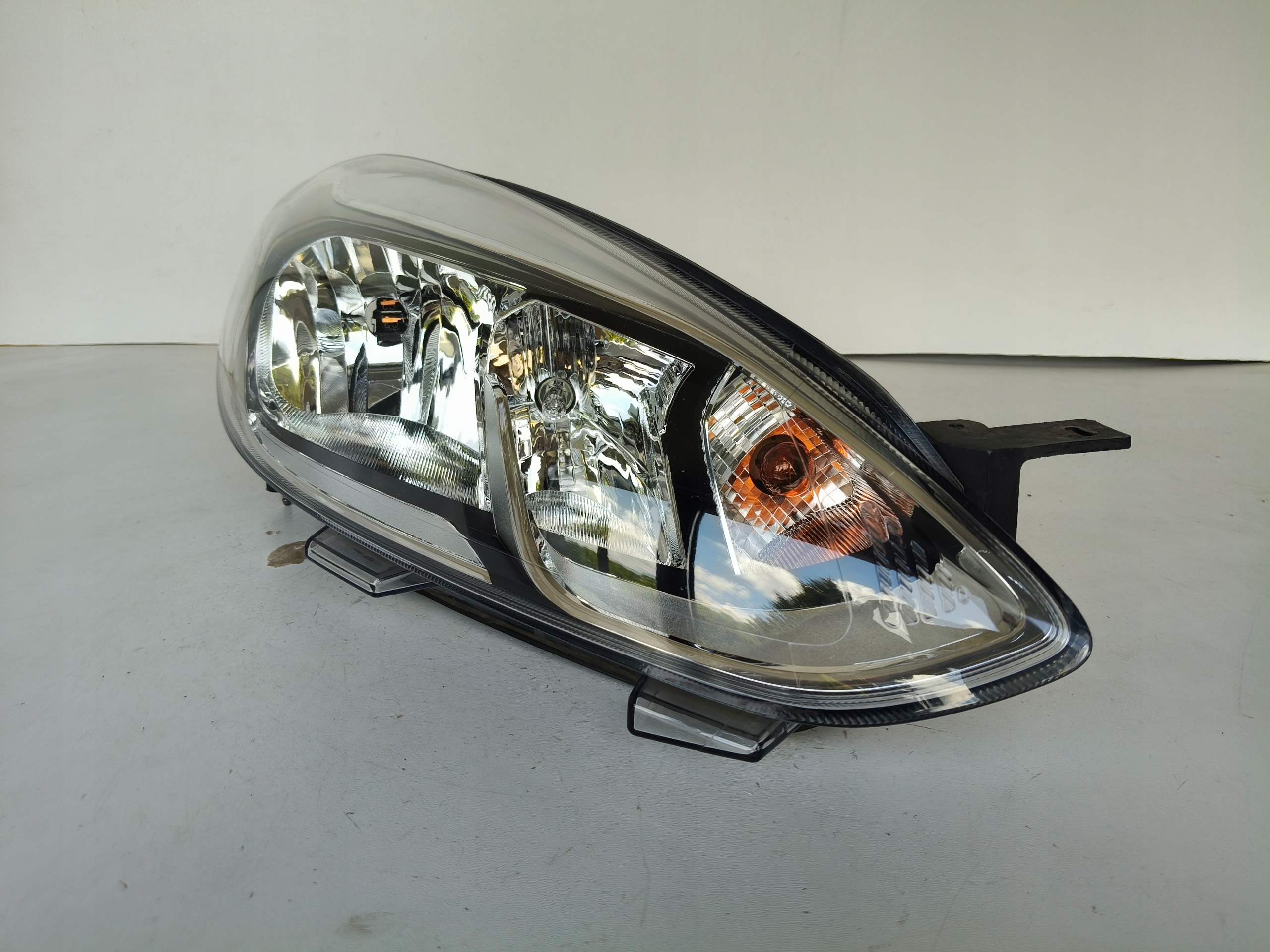 light right REFLEKTOR FORD FIESTA MK8 17
