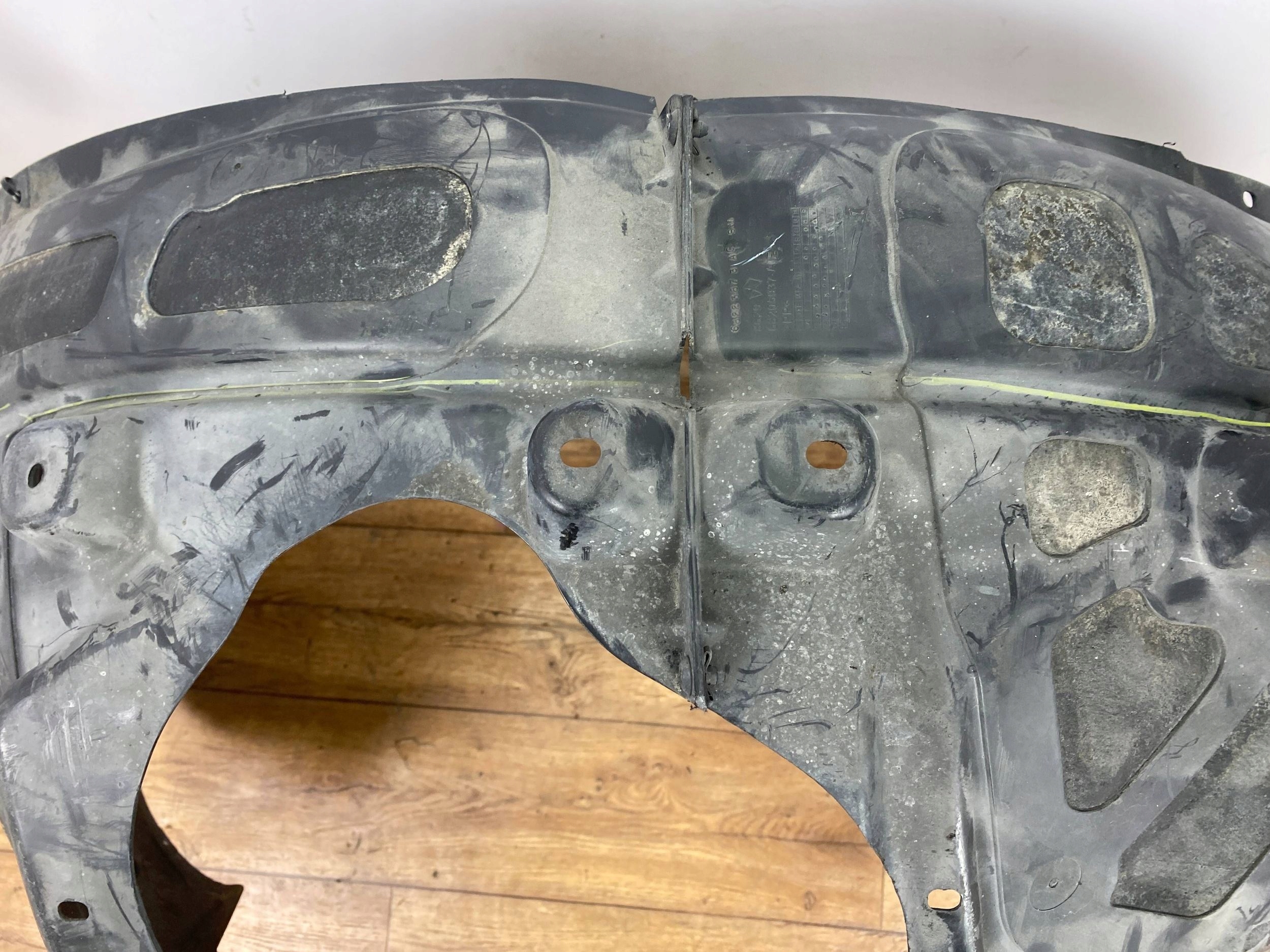 mudguard front left Dodge Charger 6.4L 2015+