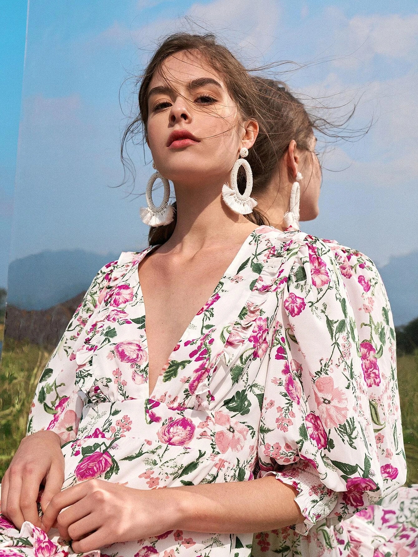 Šaty je asymetrická s volánkovými bufetovými rukávy