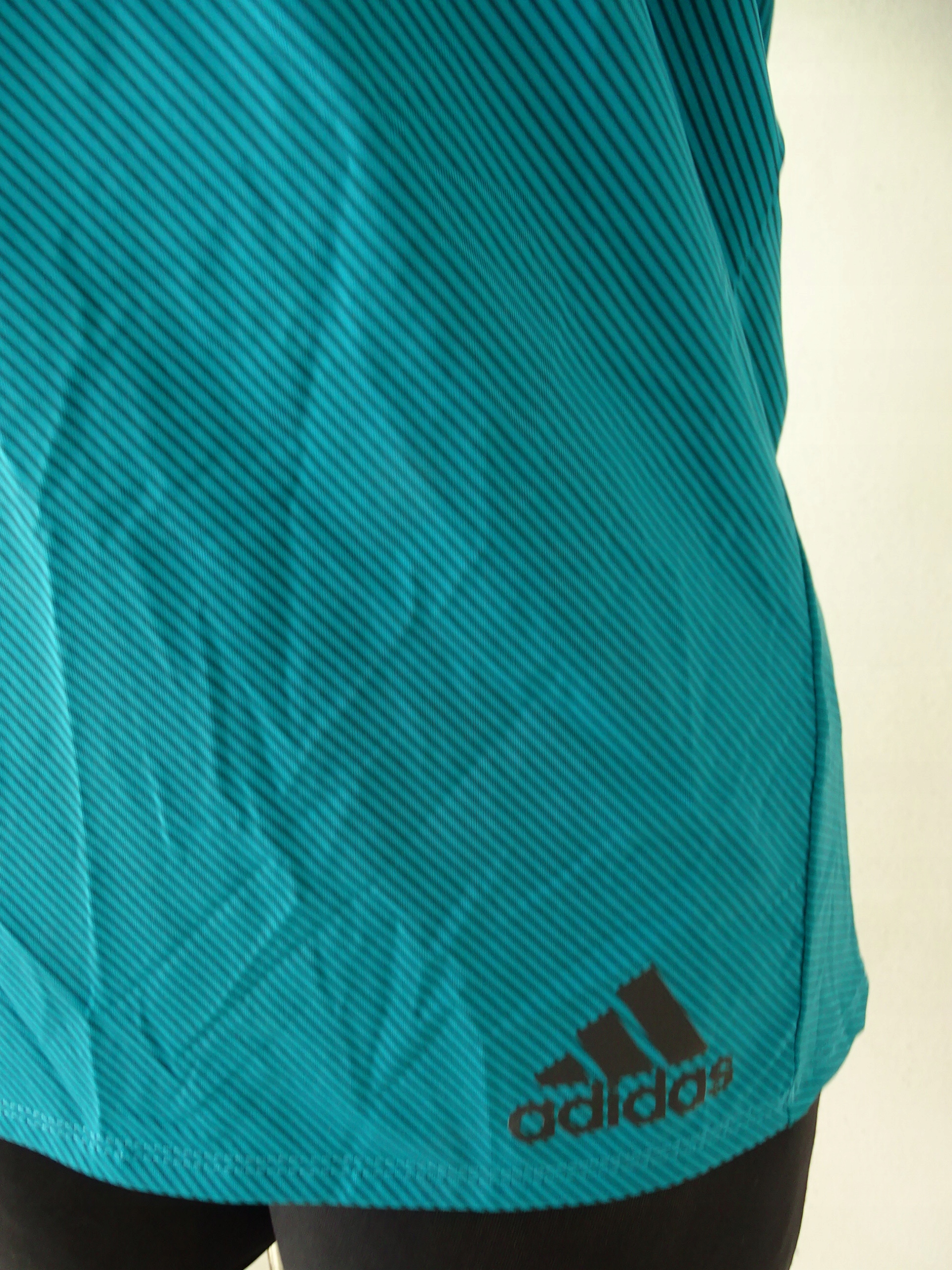 OUTLET DAMSKA SPORTOWA KOSZULKA ADIDAS 36/38 Dekolt okrągły